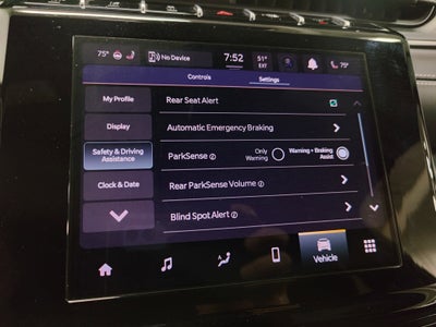 2024 Jeep Grand Cherokee Laredo Luxury Tech V6 4X4