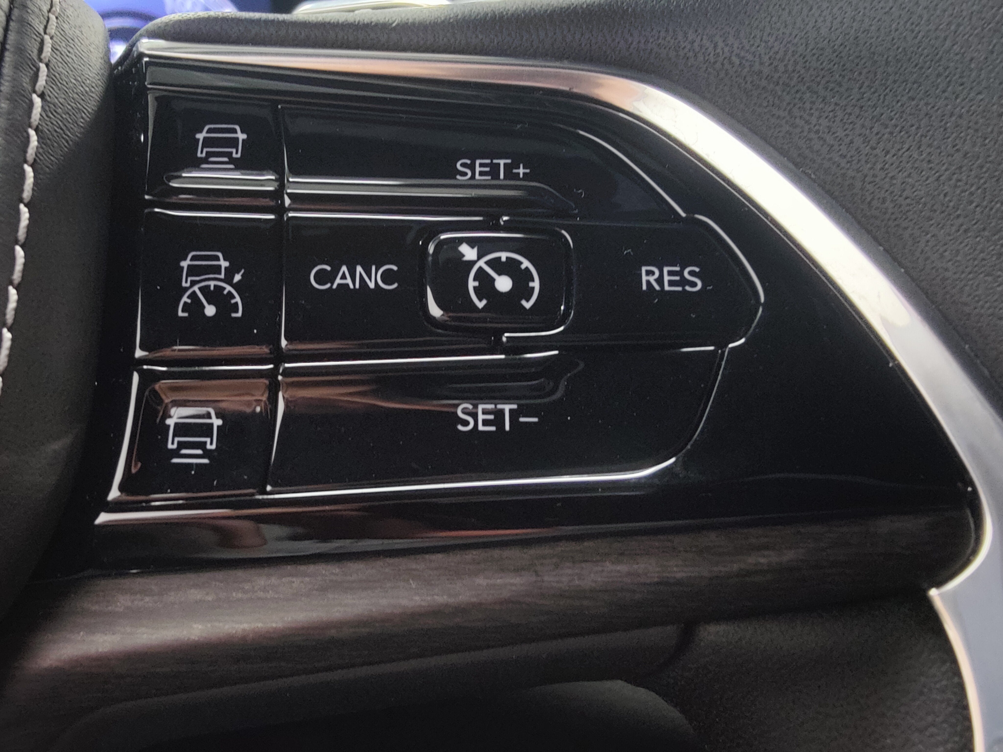 2025 Jeep Grand Cherokee Overland 4x4 w/Sunroof & Nav