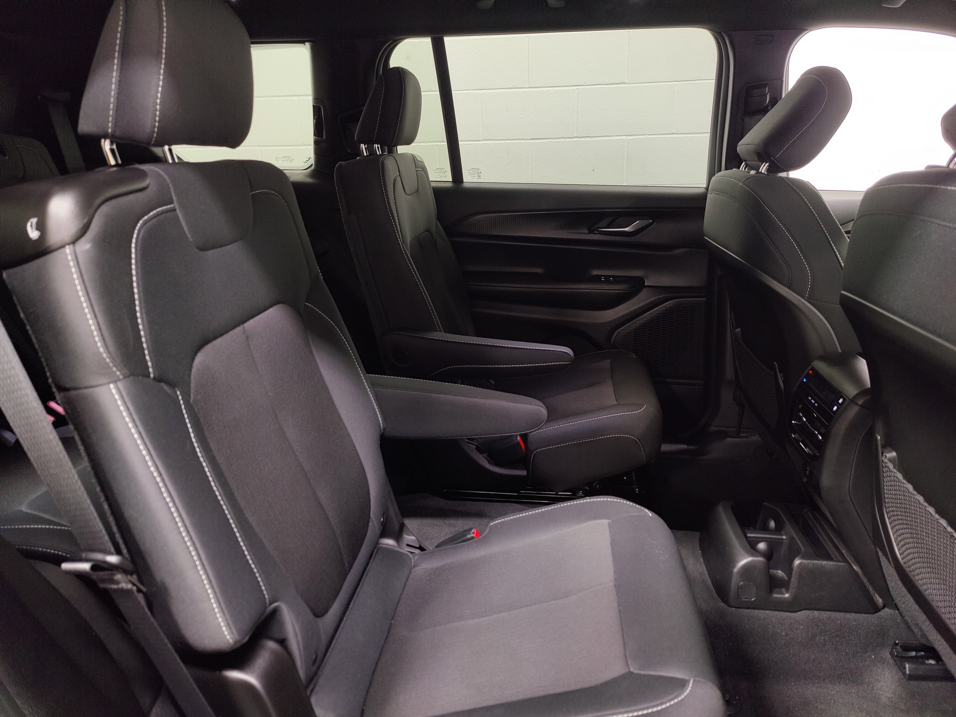 2025 Jeep Grand Cherokee L Laredo V6 4x4 w/Luxury Tech