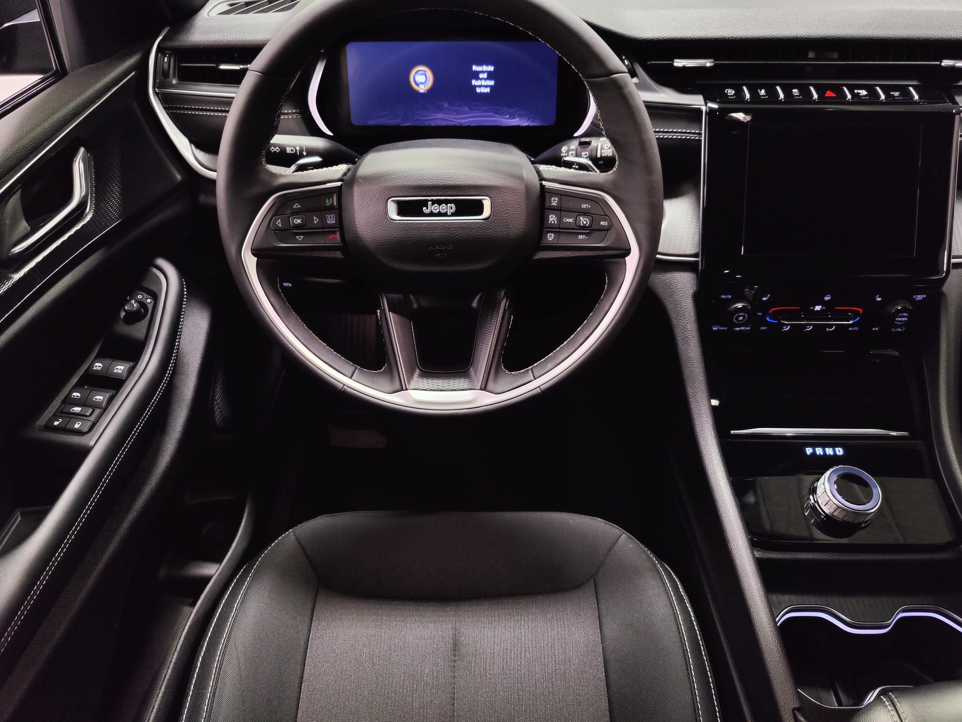 2025 Jeep Grand Cherokee L Laredo V6 4x4 w/Luxury Tech