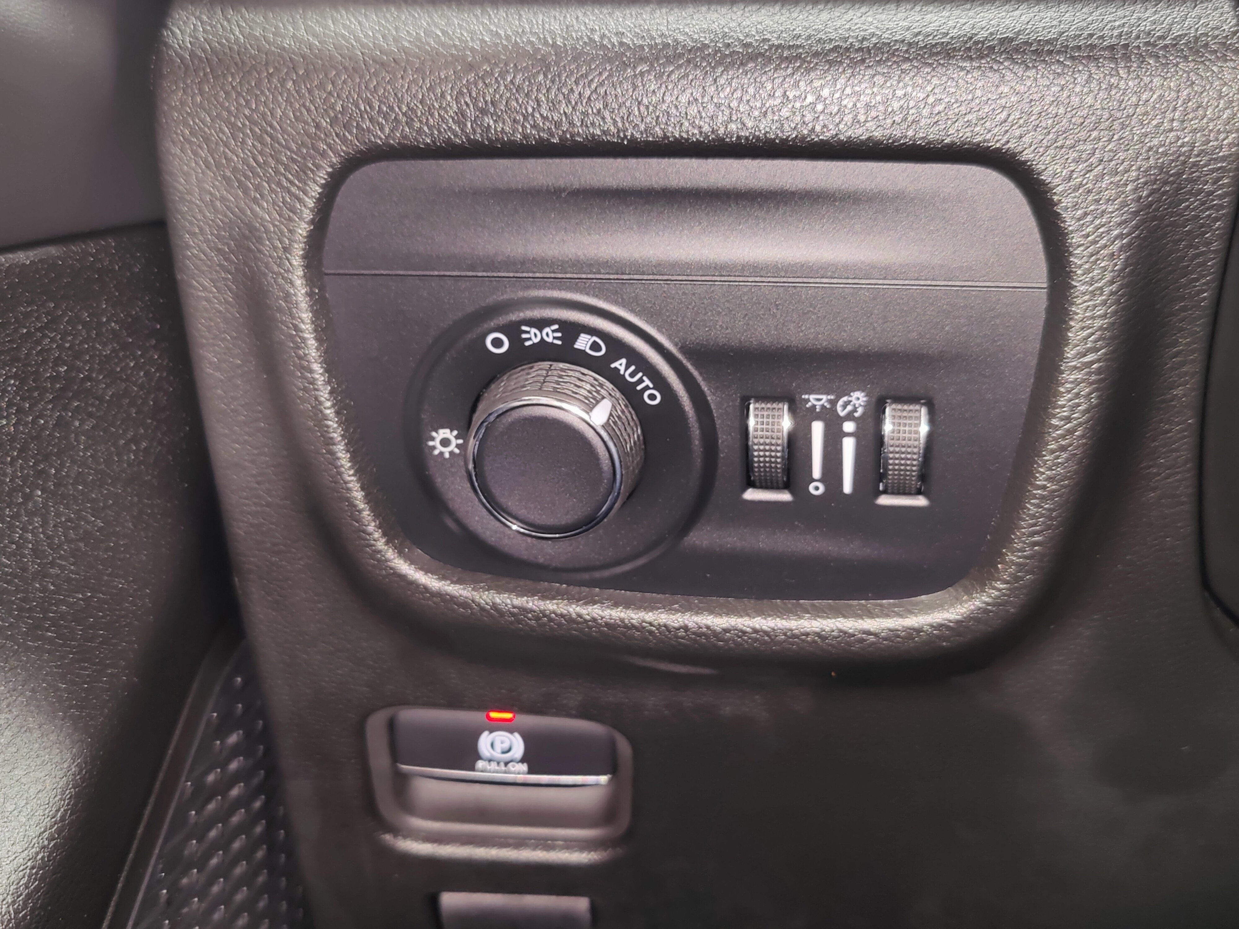2025 Jeep Grand Cherokee L Laredo V6 4x4 w/Luxury Tech