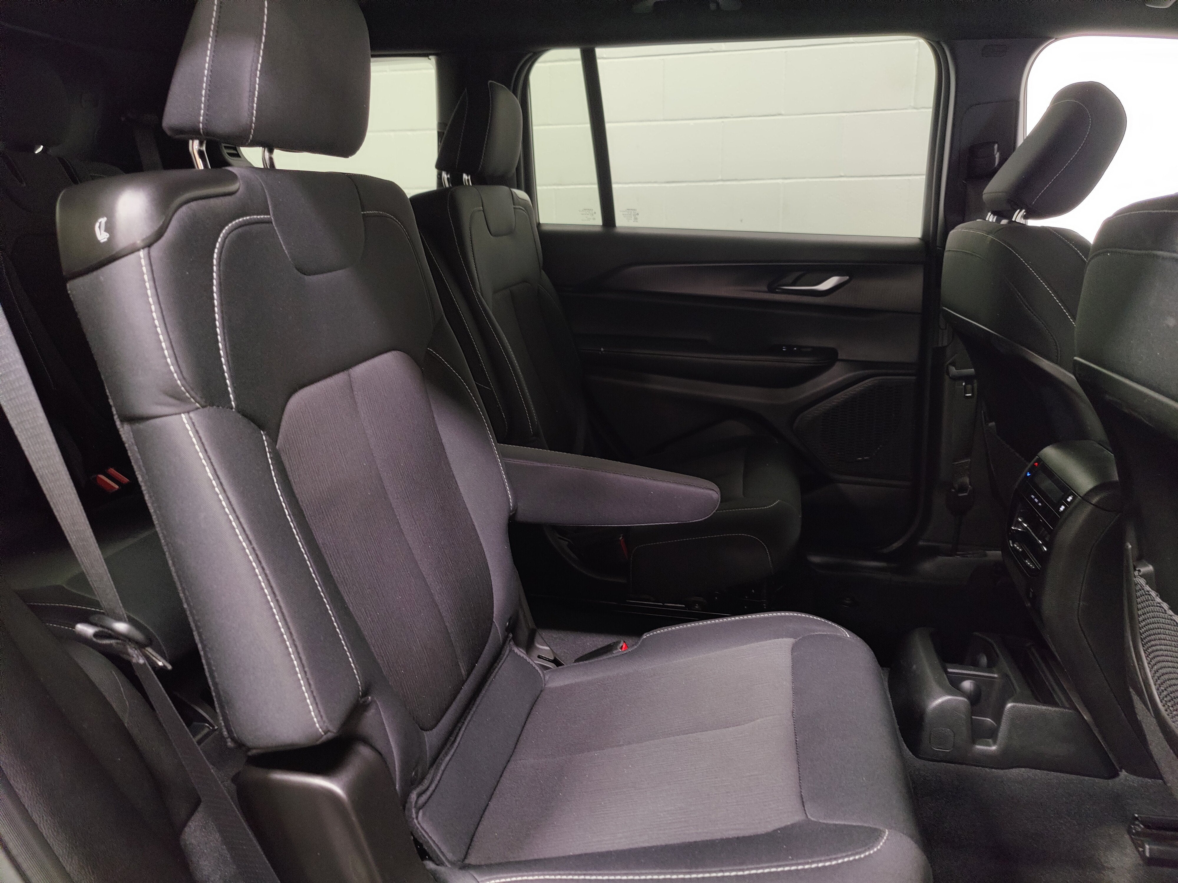 2025 Jeep Grand Cherokee L V6 Laredo 4X4 w/Luxury Tech & Tow Pkg