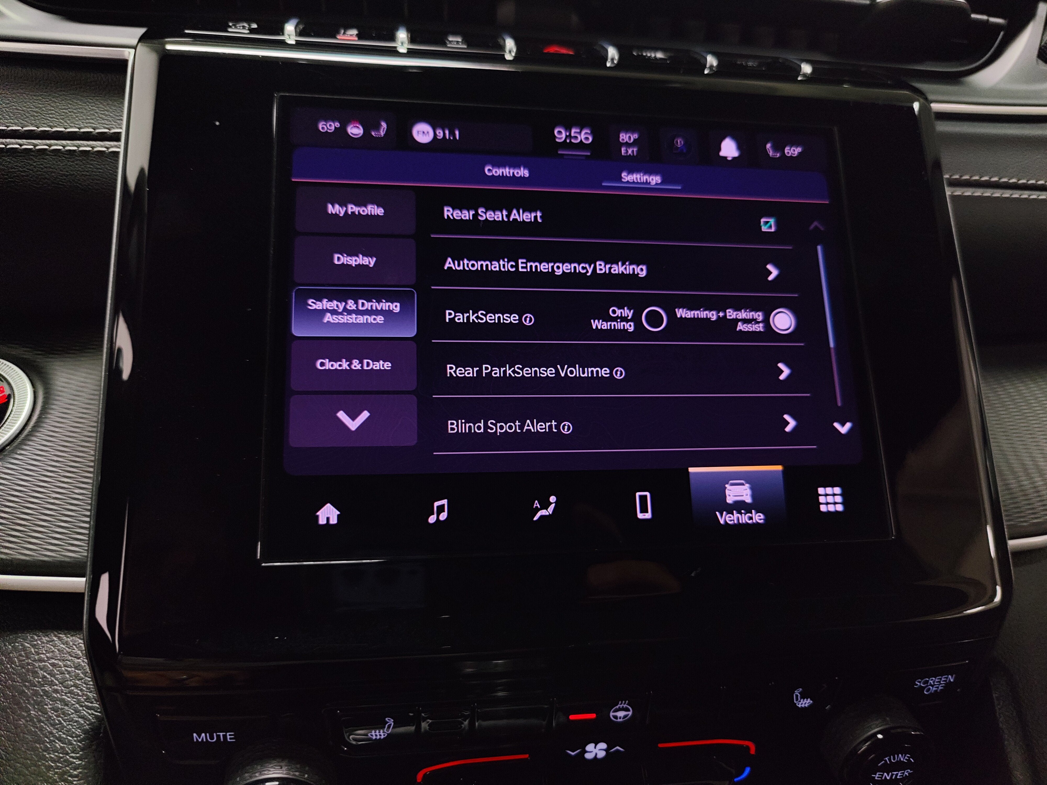 2025 Jeep Grand Cherokee L V6 Laredo 4X4 w/Luxury Tech & Tow Pkg