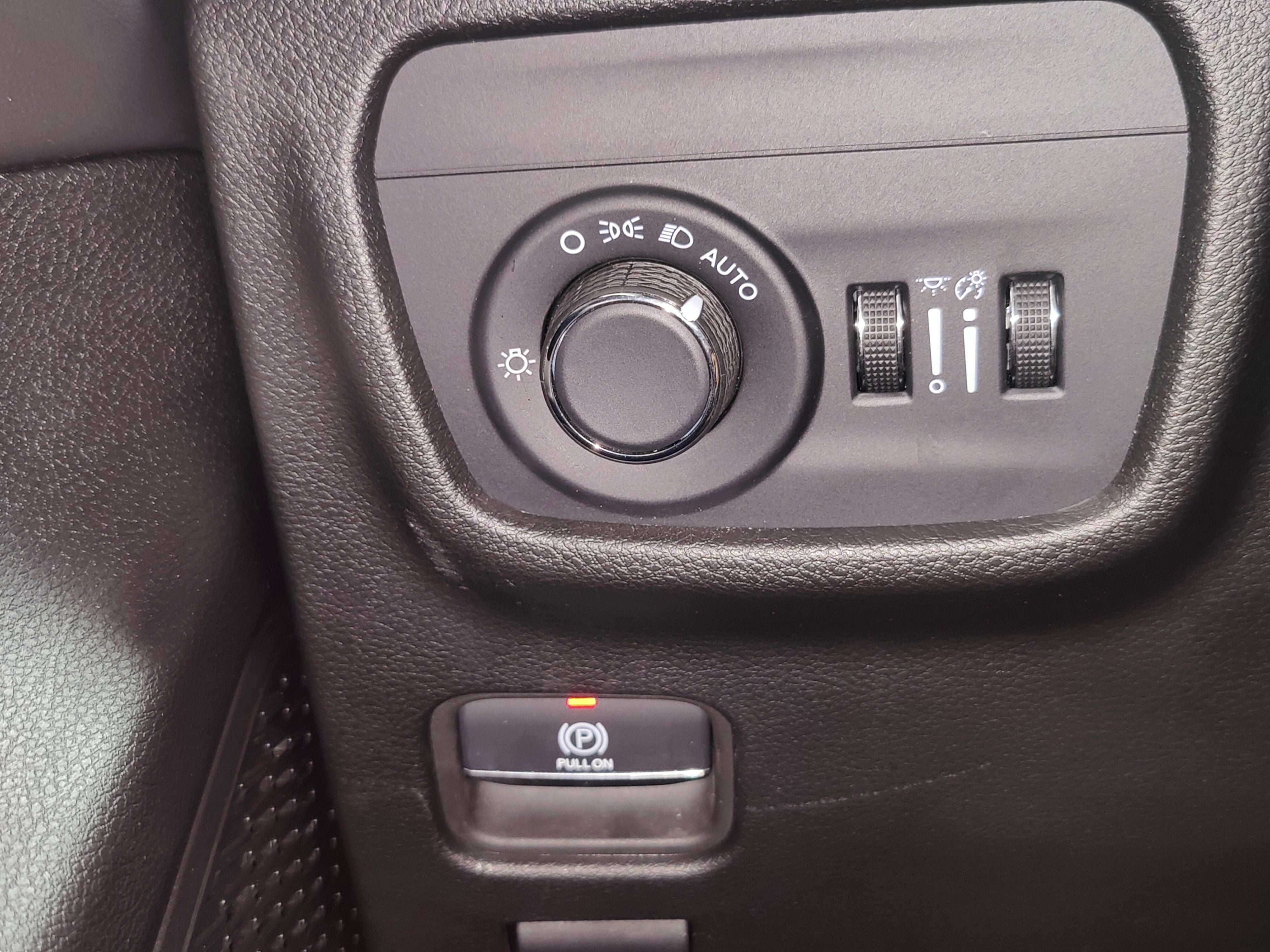 2025 Jeep Grand Cherokee L V6 Laredo 4X4 w/Luxury Tech & Tow Pkg
