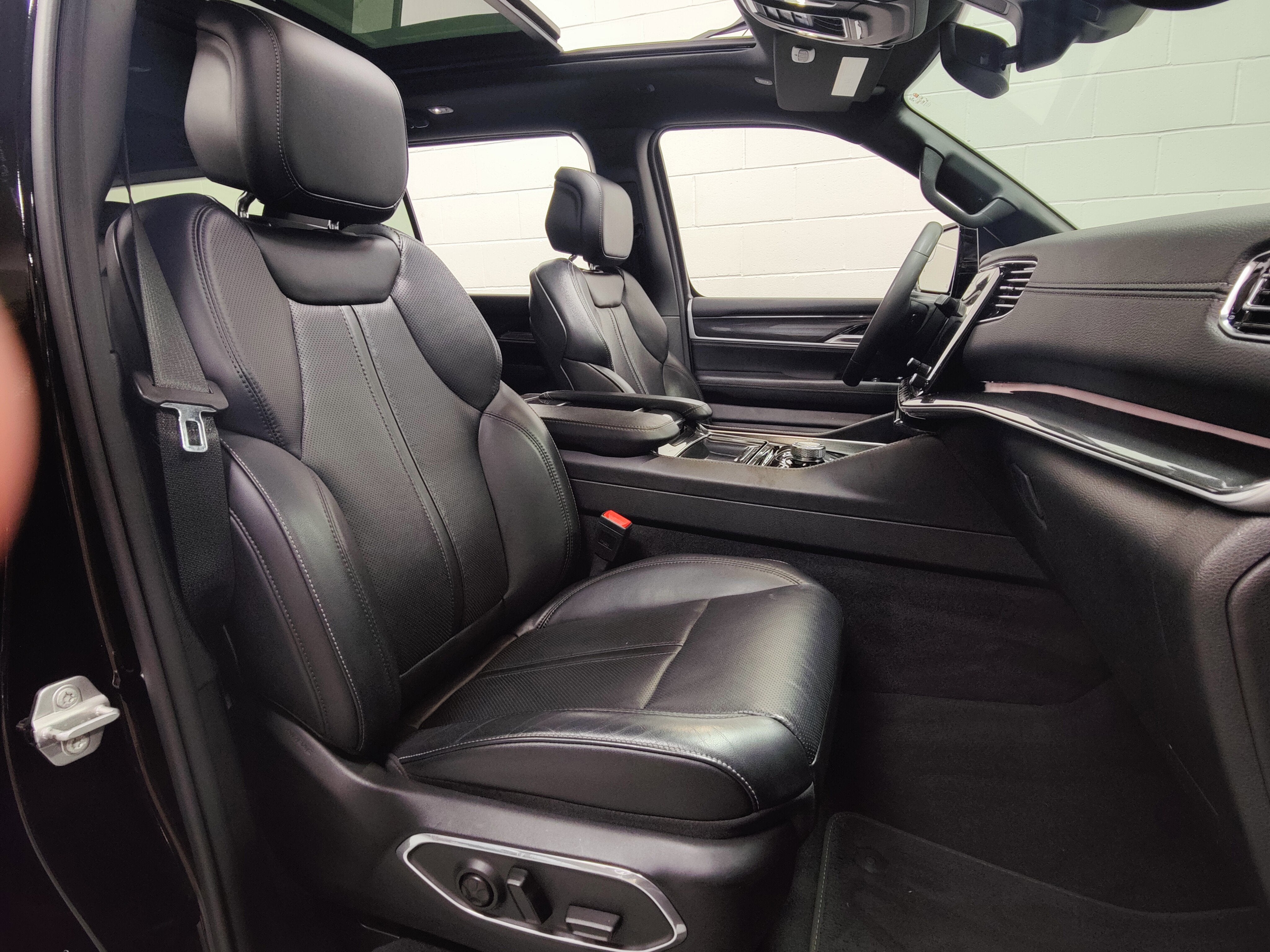 2023 Jeep Wagoneer 5.7L V6 4X4 w/Sunroof & Nav