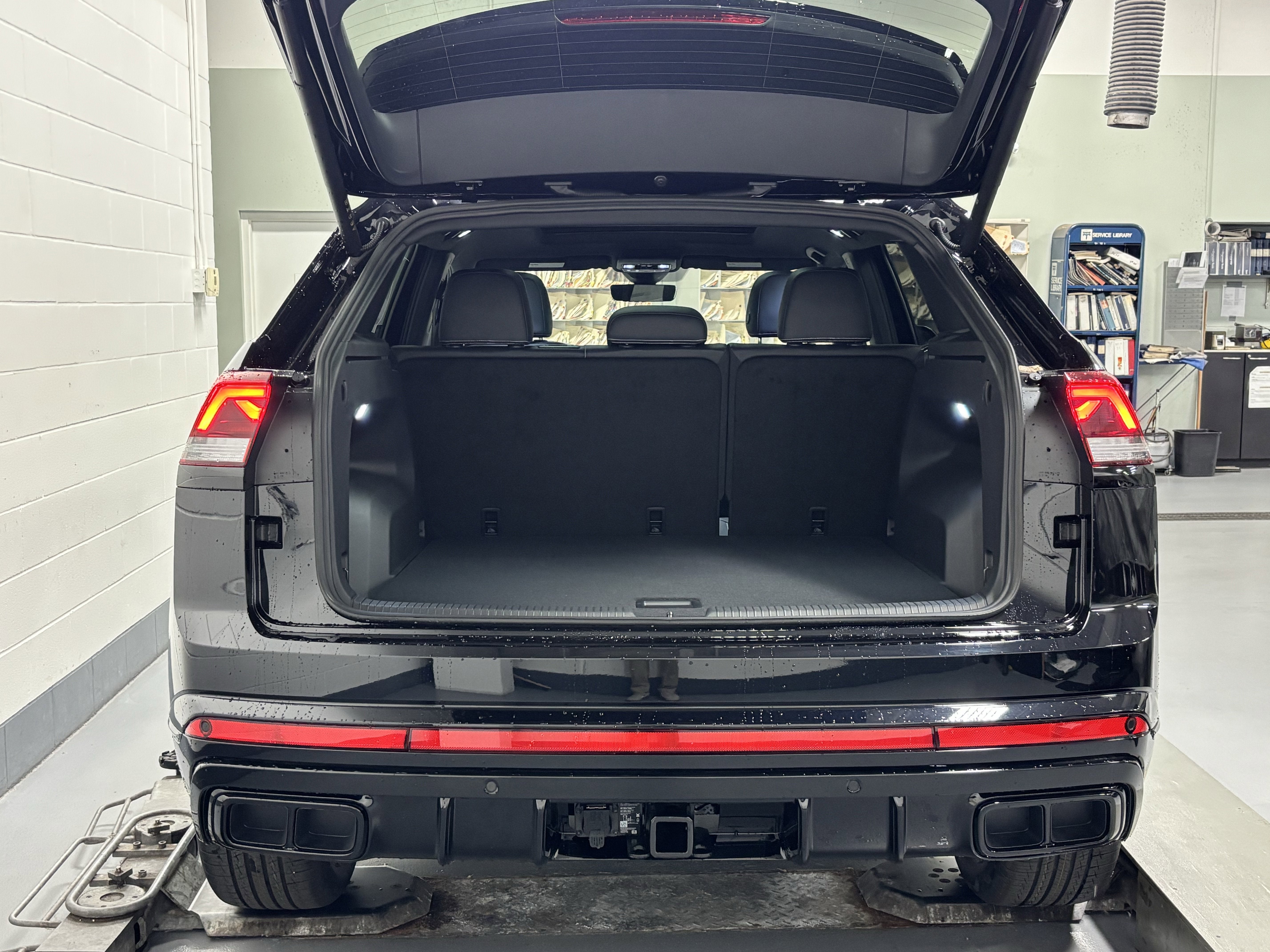 2026 Volkswagen Atlas Cross Sport 2.0T SEL R-Line Black