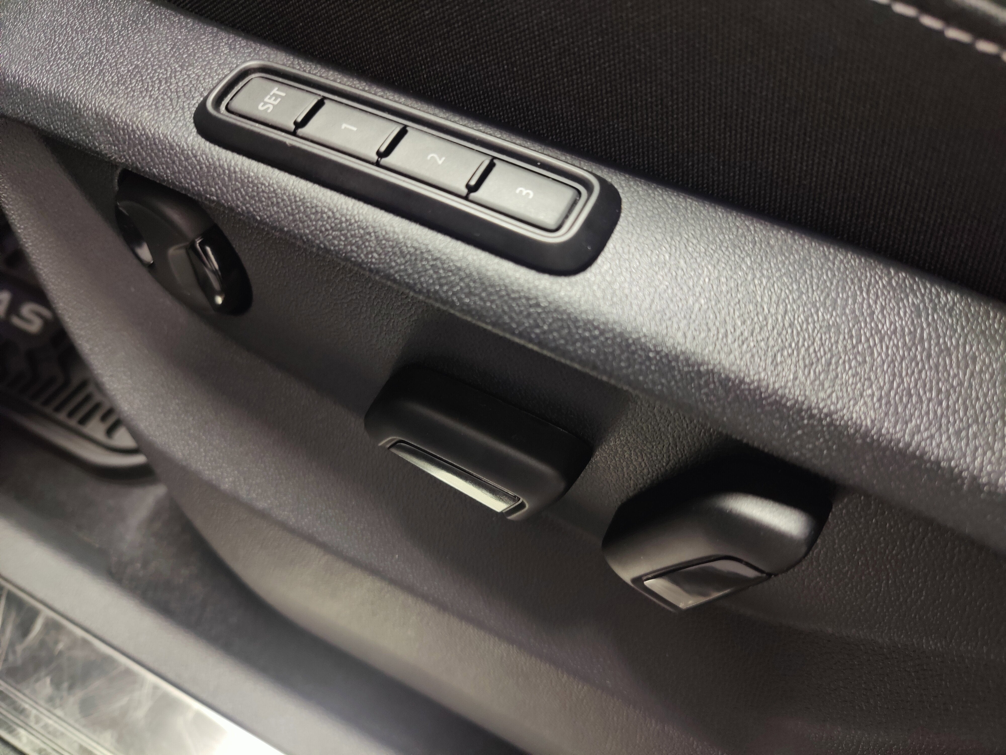 2025 Volkswagen Atlas Cross Sport SEL AWD R-Line Black w/Sunroof/Nav