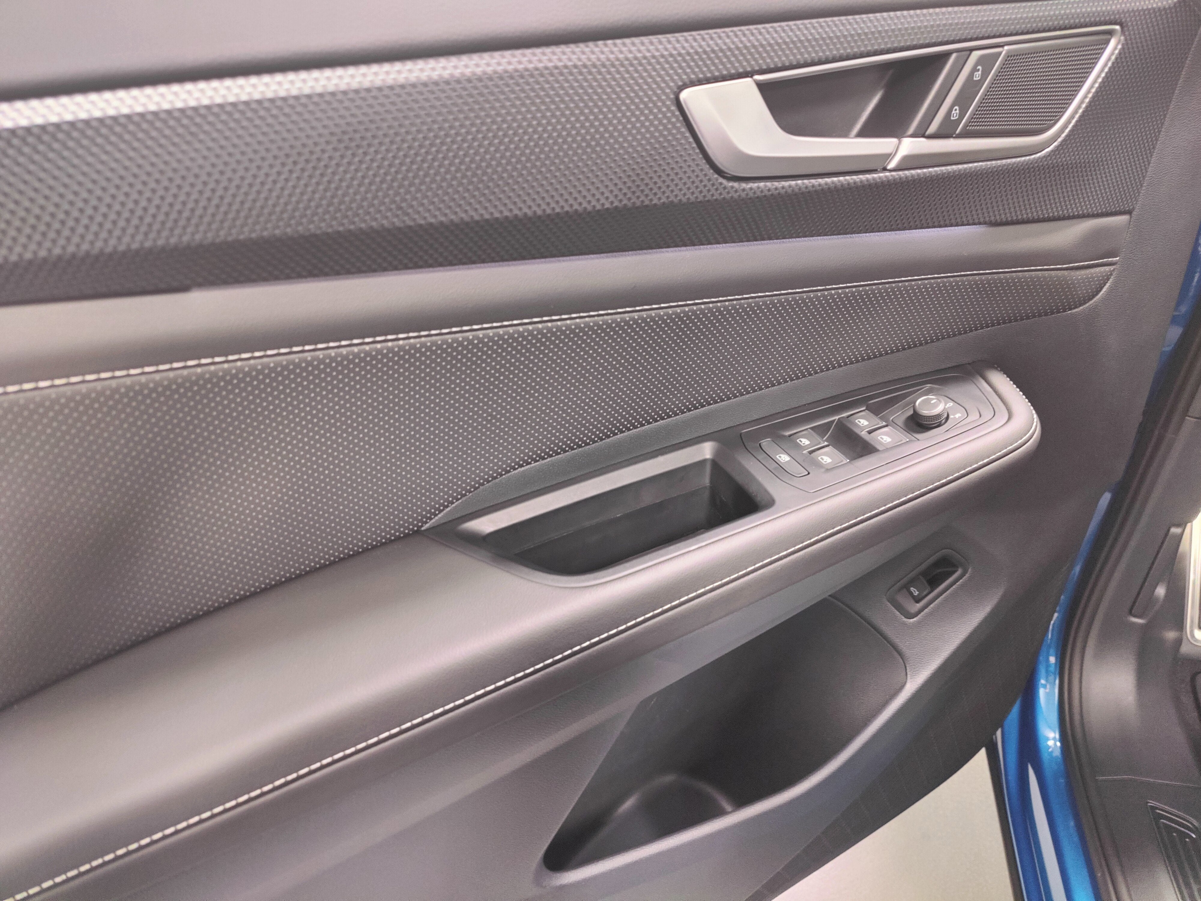 2025 Volkswagen Atlas Cross Sport SEL AWD R-Line Black w/Sunroof/Nav