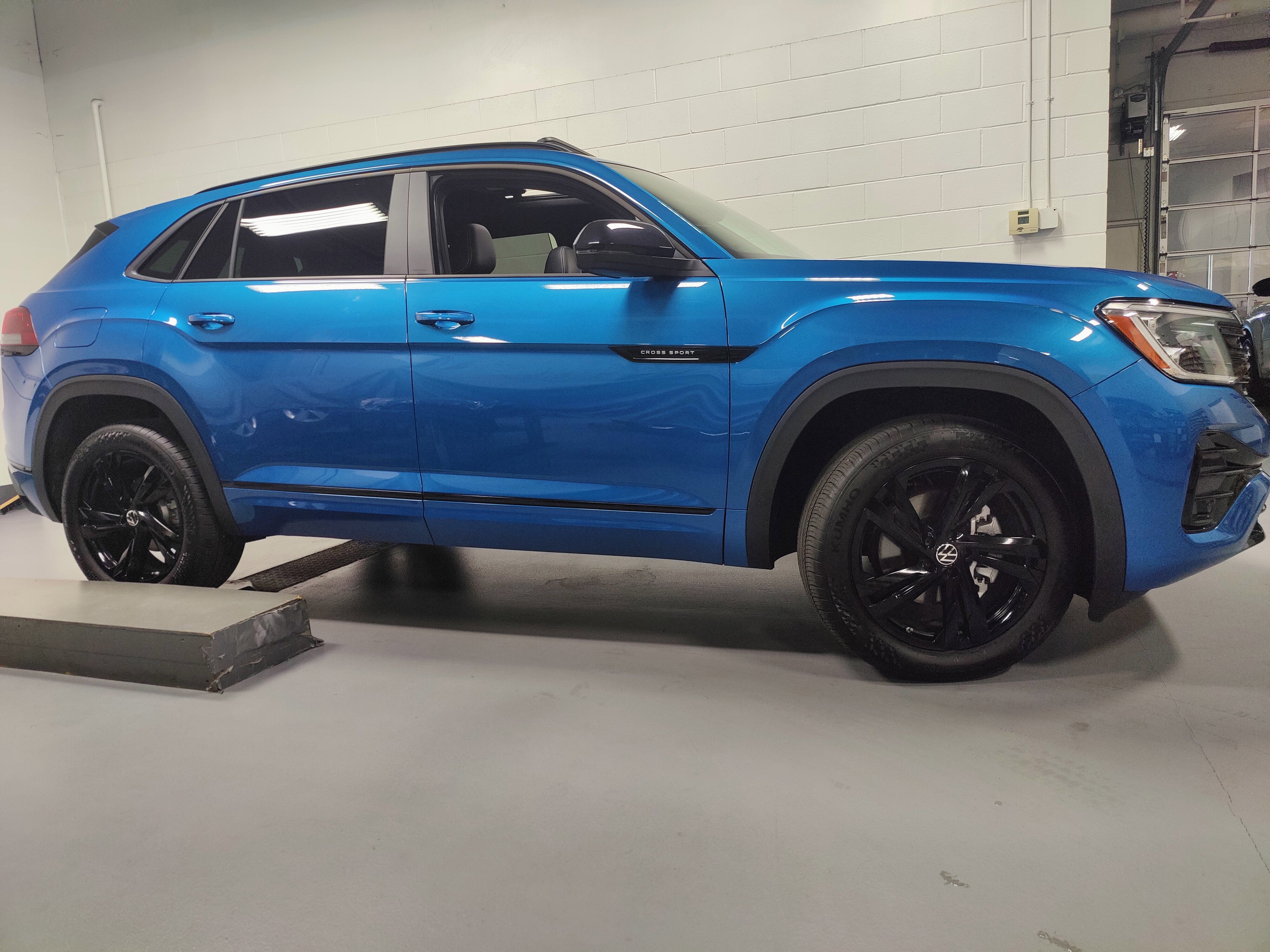 2025 Volkswagen Atlas Cross Sport SEL AWD R-Line Black w/Sunroof/Nav