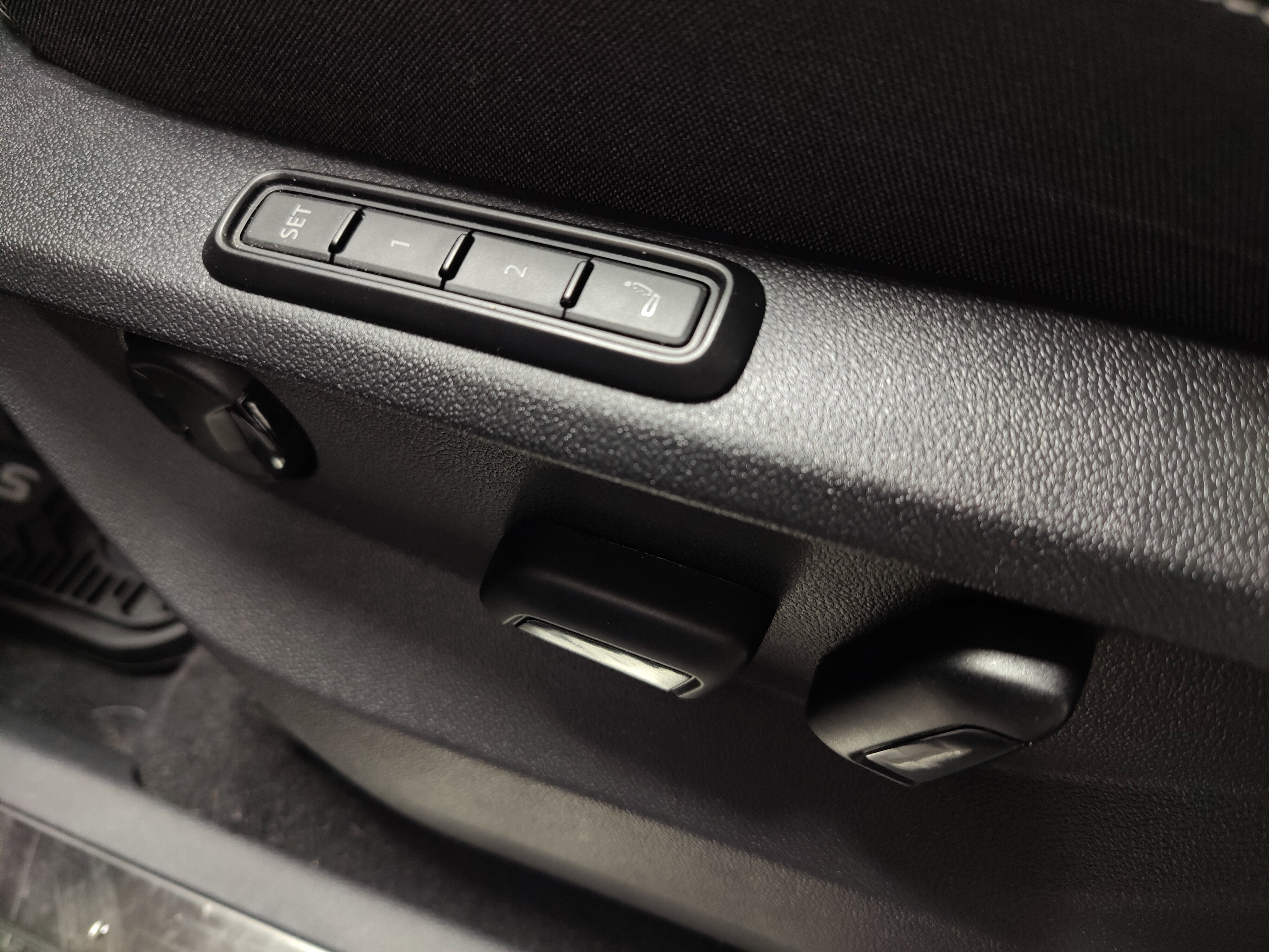 2025 Volkswagen Atlas Cross Sport SEL Premium R-Line w/Sunroof/Nav