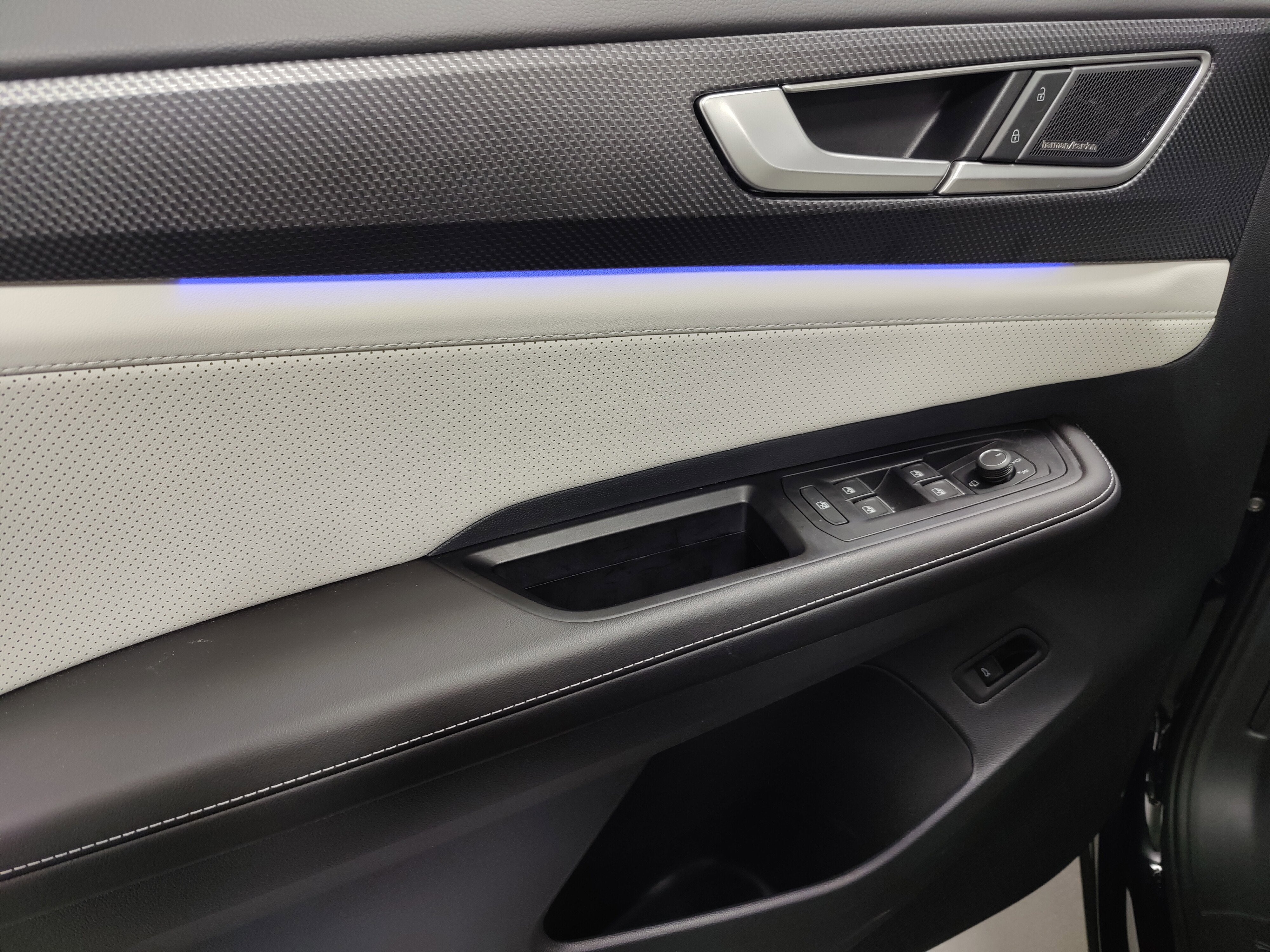 2025 Volkswagen Atlas Cross Sport SEL Premium R-Line w/Sunroof/Nav