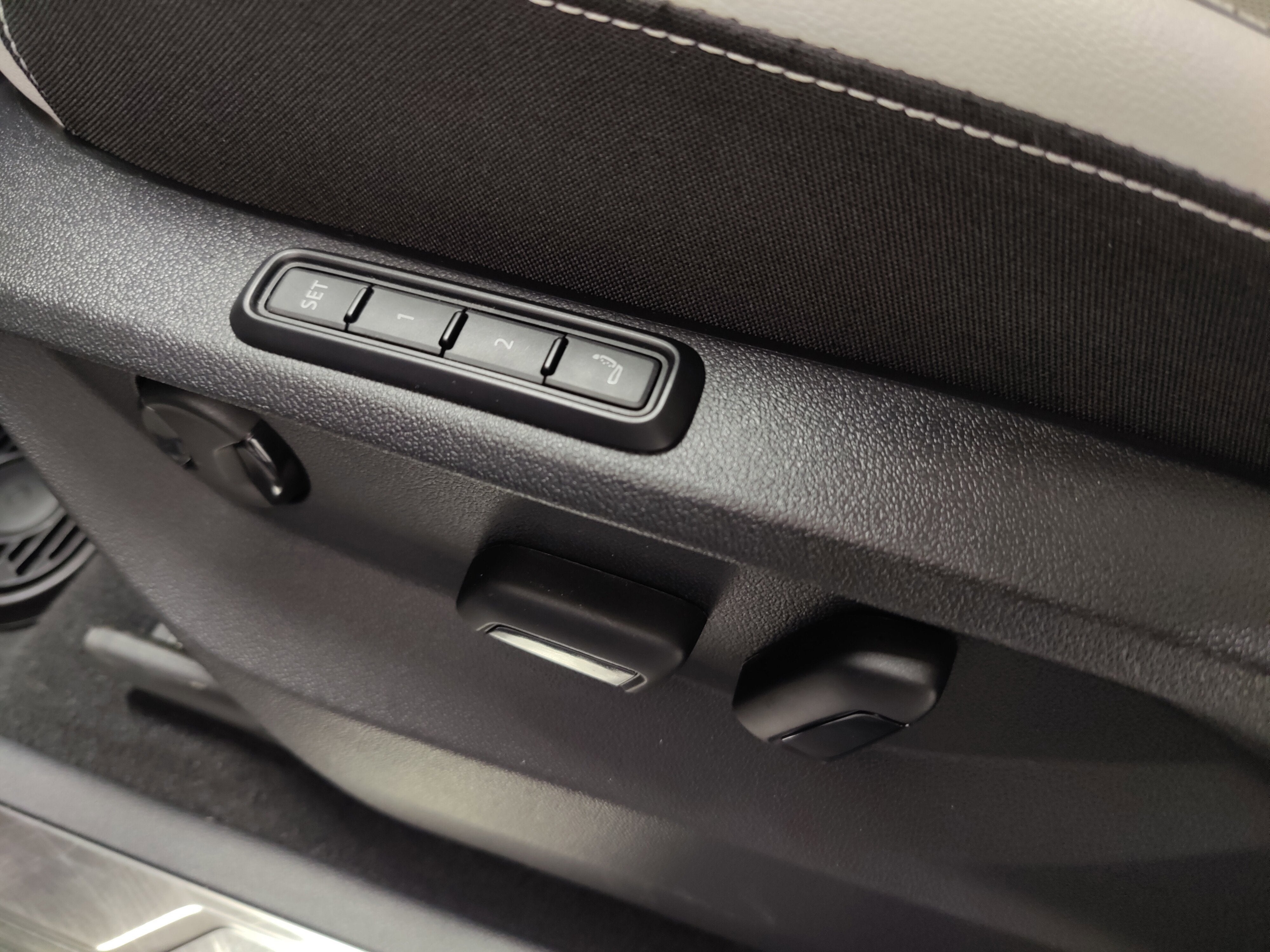 2025 Volkswagen Atlas Cross Sport SEL Premium R-Line w/Sunroof/Nav