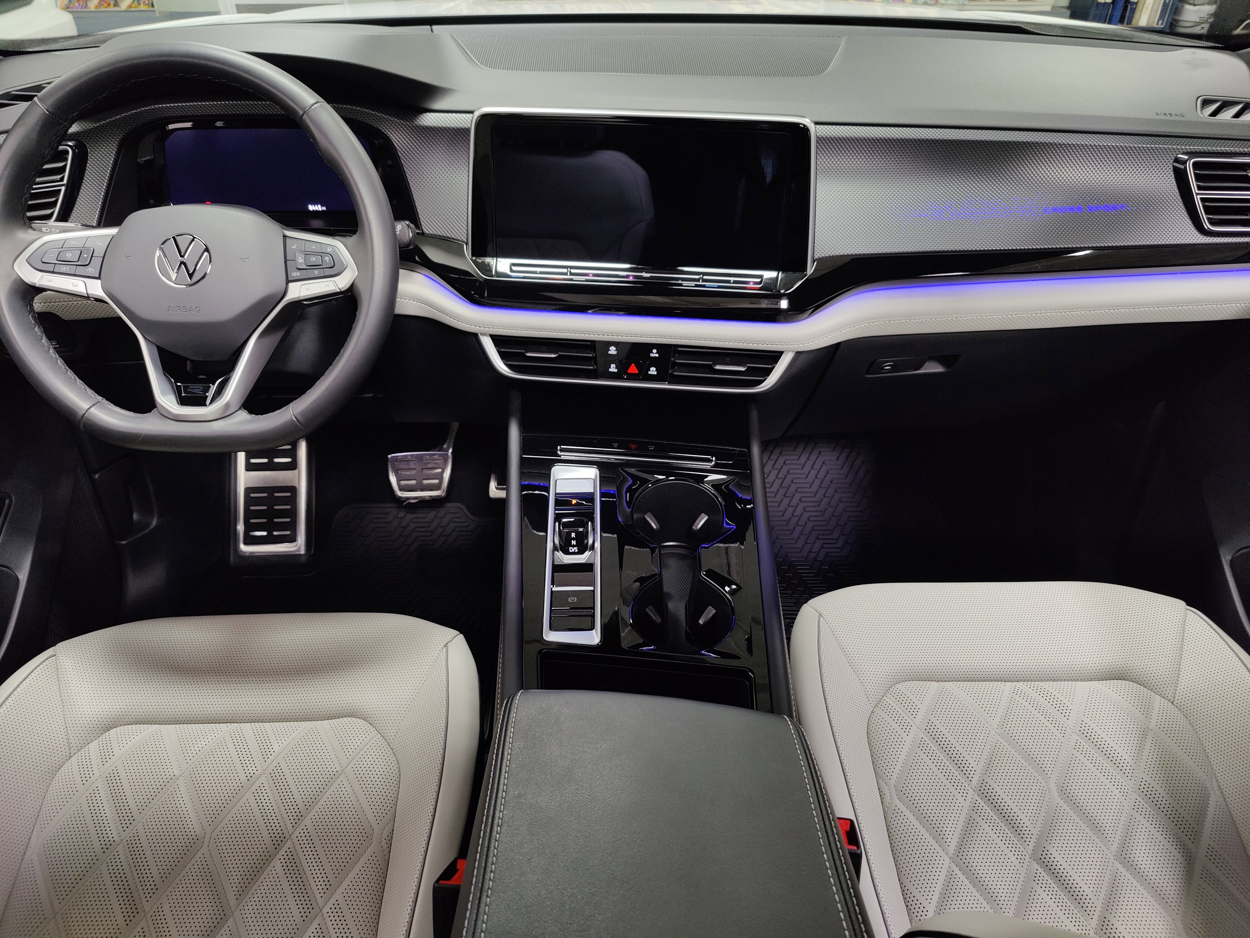 2025 Volkswagen Atlas Cross Sport SEL Premium R-Line w/Sunroof/Nav