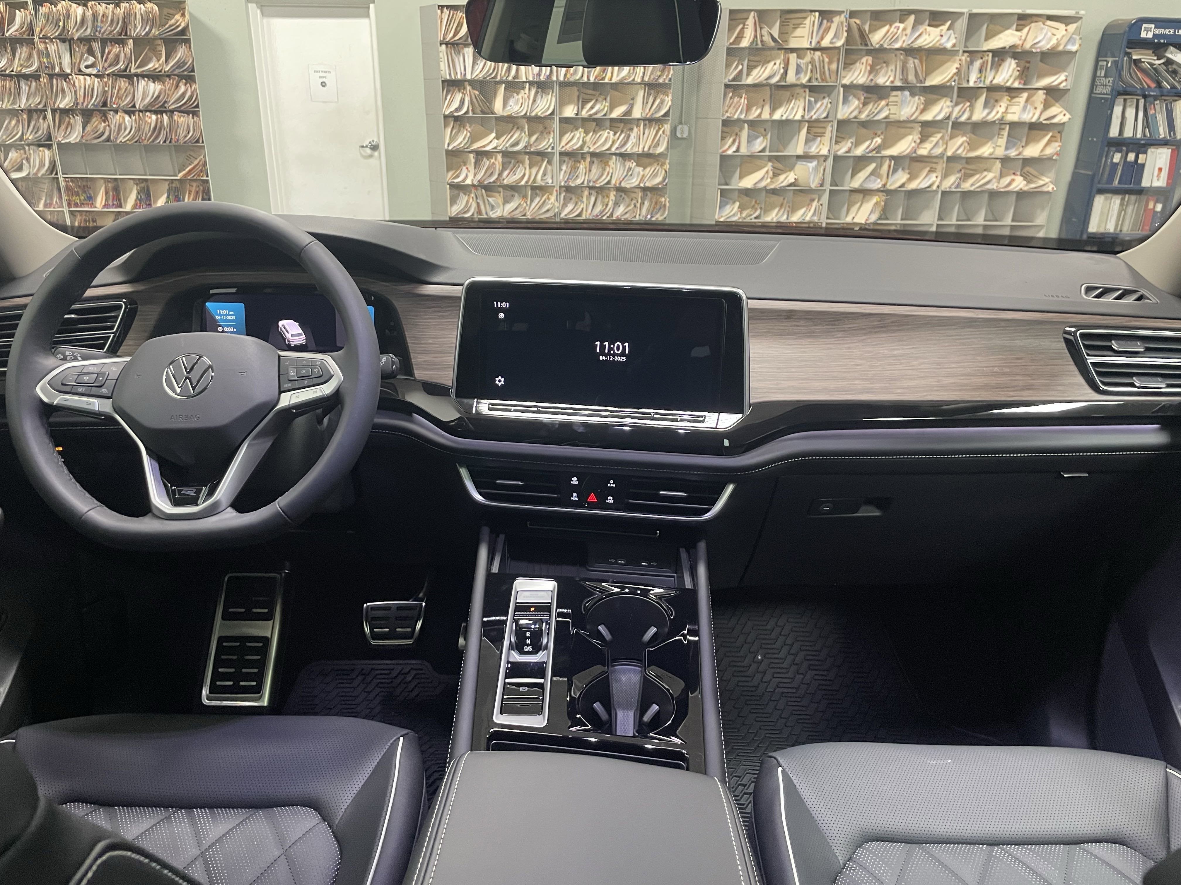 2025 Volkswagen Atlas 2.0T SEL Premium R-Line