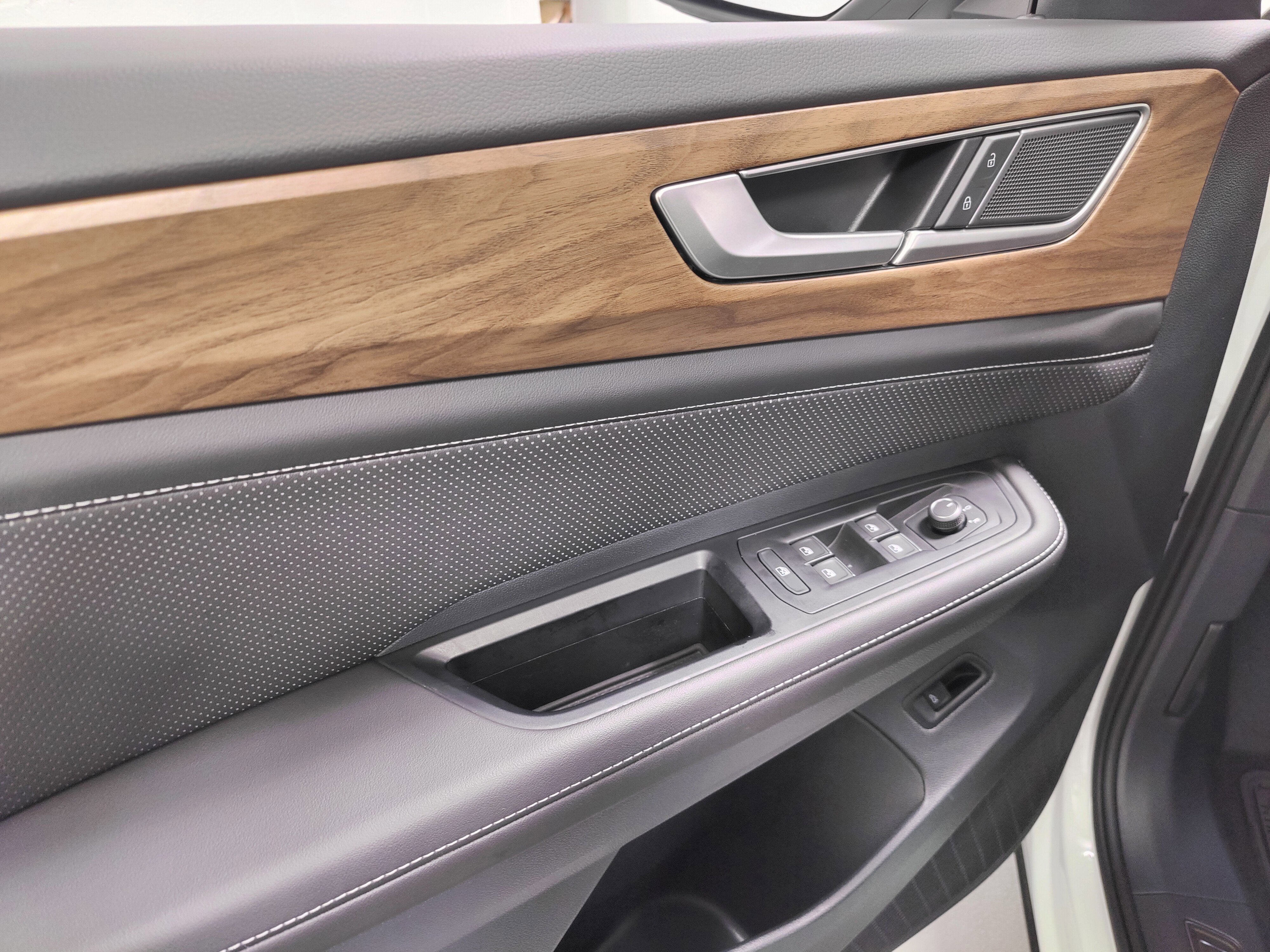 2025 Volkswagen Atlas SE AWD w/Technology