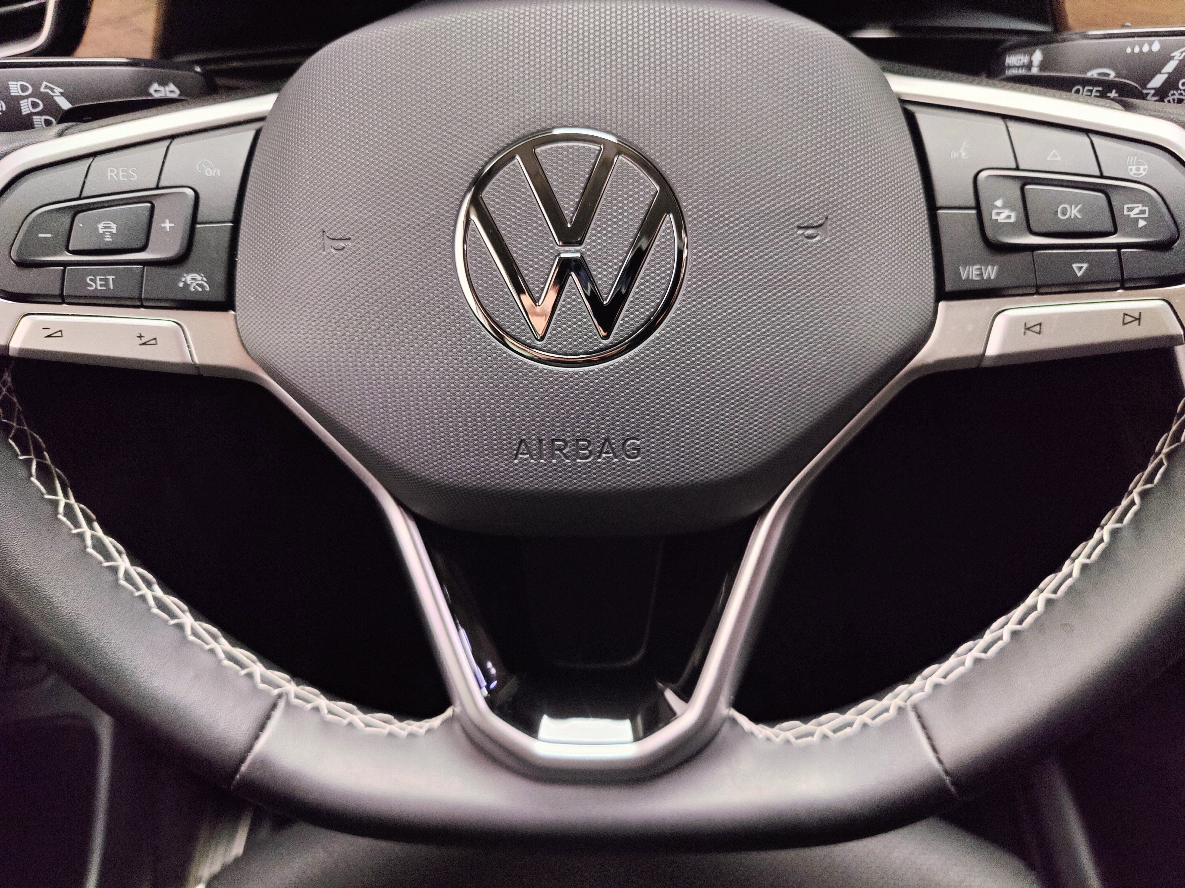 2025 Volkswagen Atlas SE AWD w/Technology