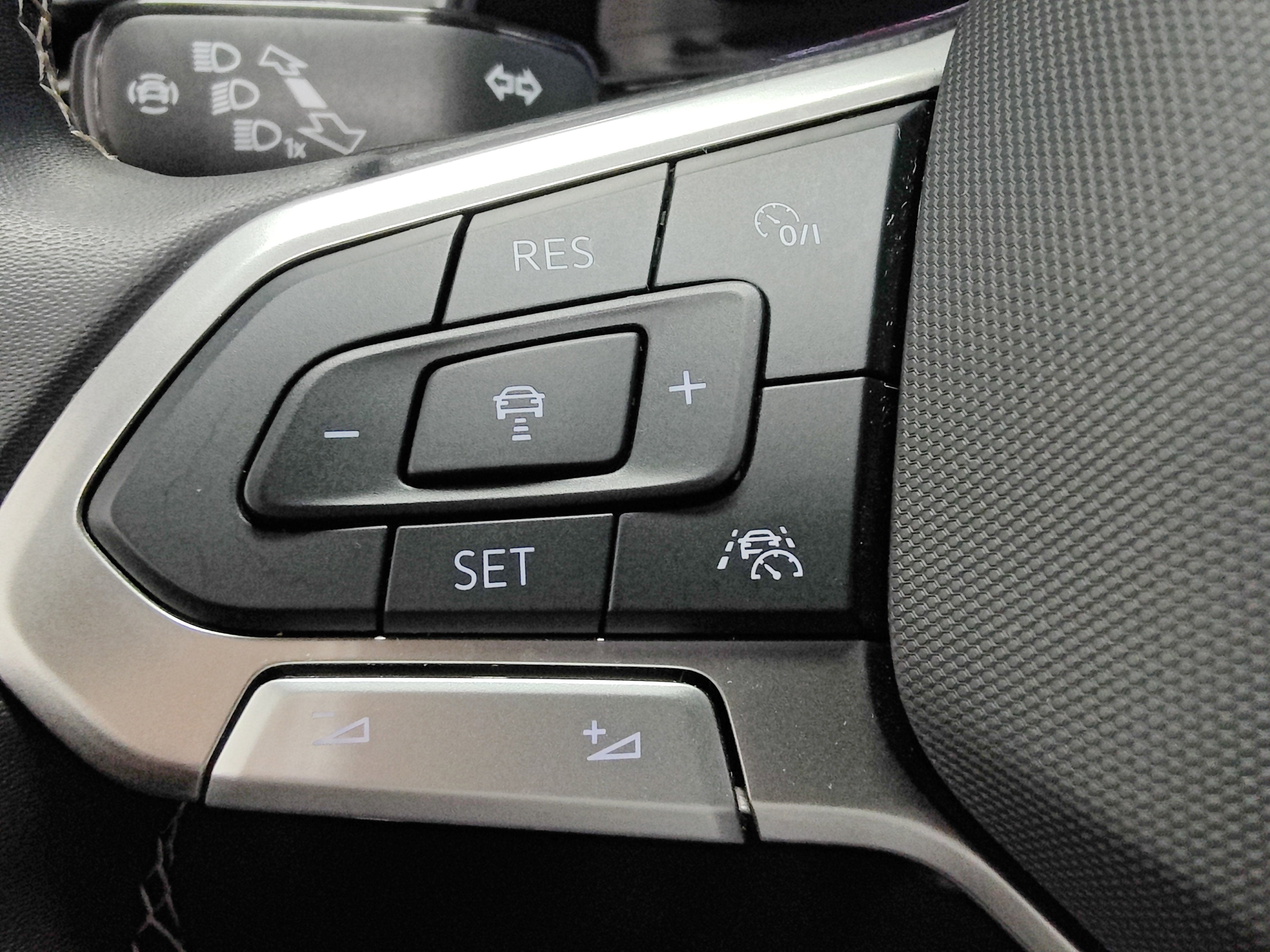 2026 Volkswagen Atlas Cross Sport SE AWD w/Technology & Sunroof