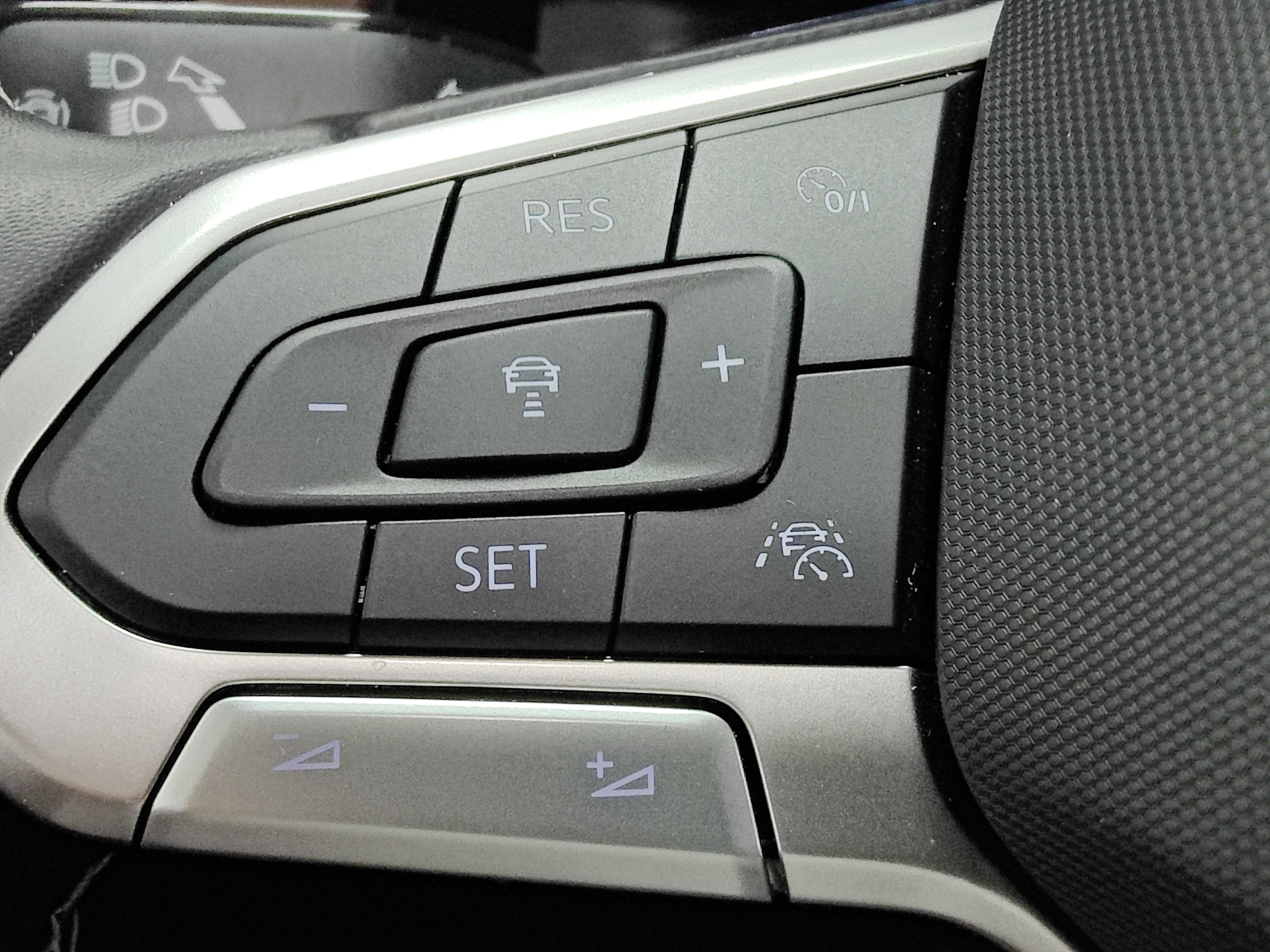 2026 Volkswagen Atlas AWD SE w/Technology & Sunroof