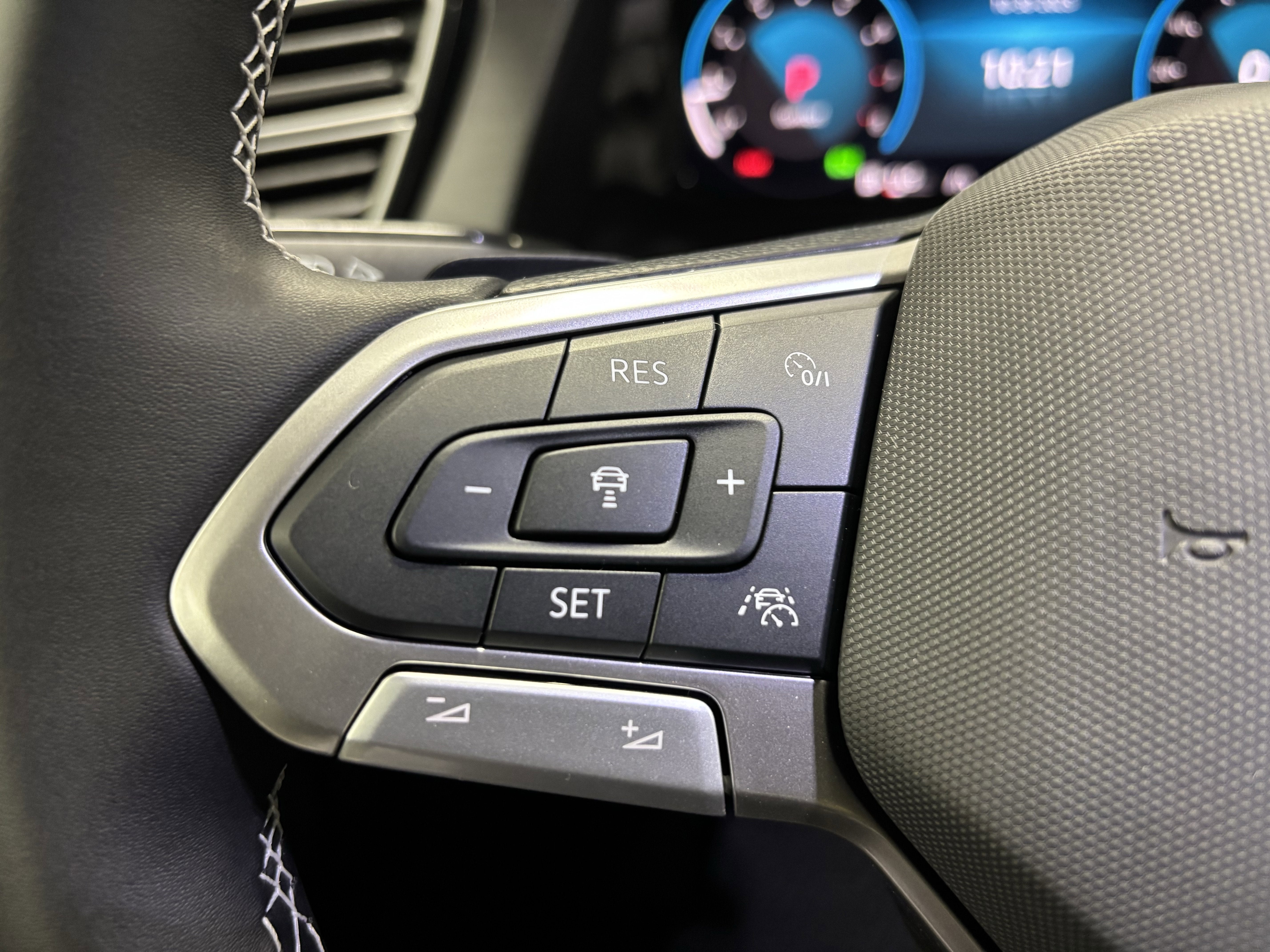 2026 Volkswagen Atlas Cross Sport 2.0T SE