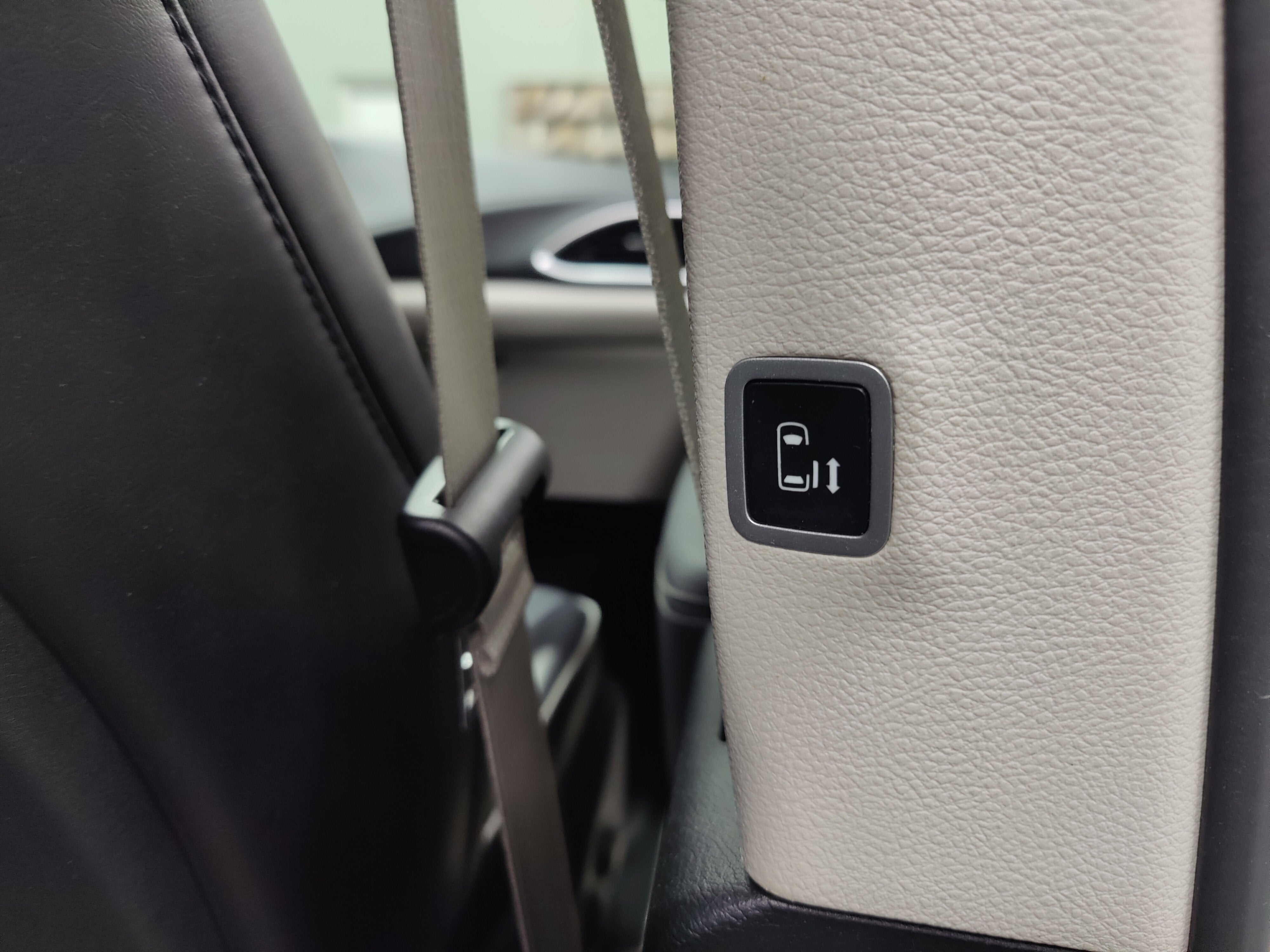 2024 Chrysler Pacifica Limited AWD w/Safety Sphere