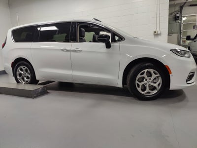 2024 Chrysler Pacifica Limited AWD w/Safety Sphere
