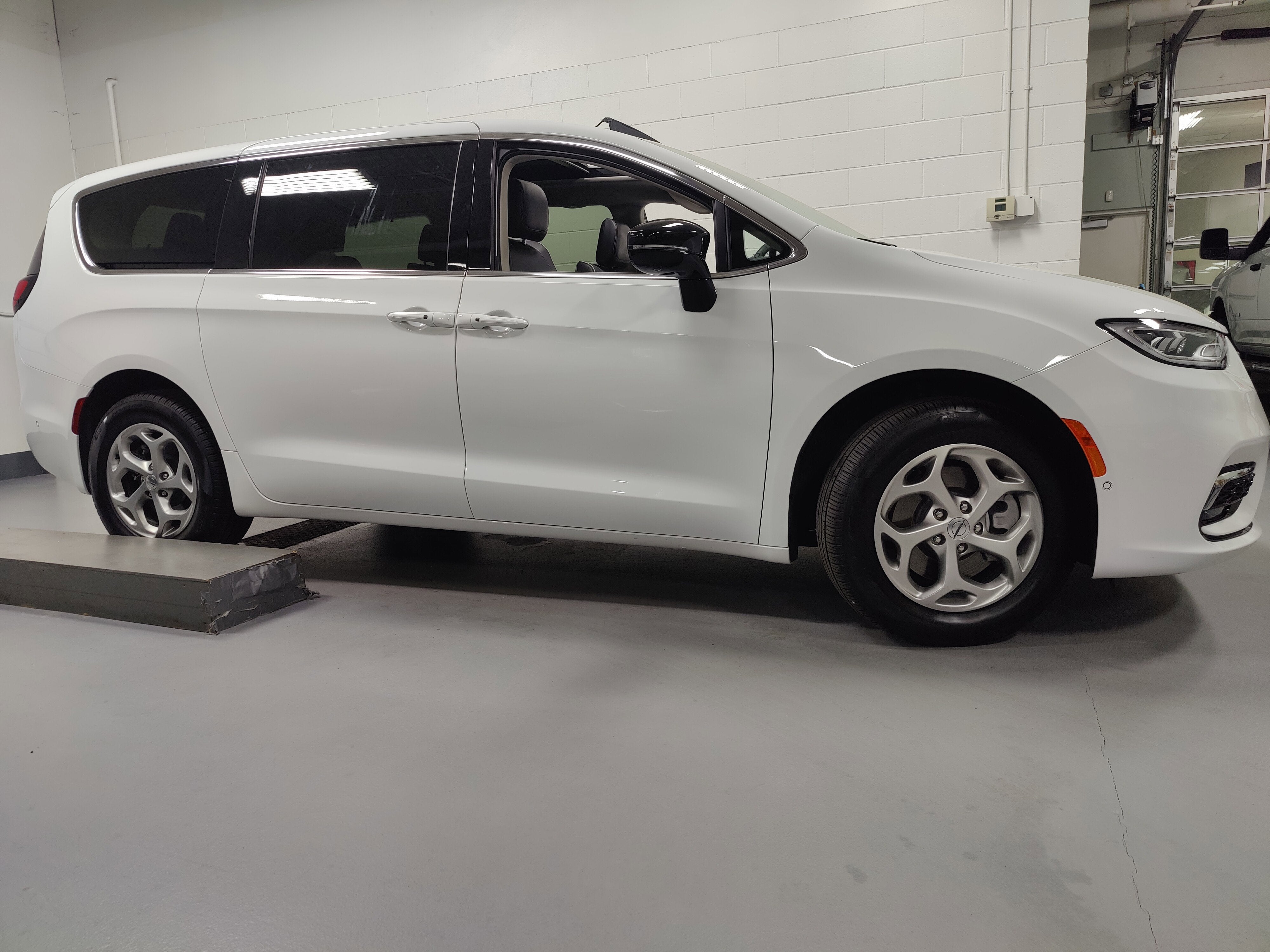 2024 Chrysler Pacifica Limited AWD w/Safety Sphere