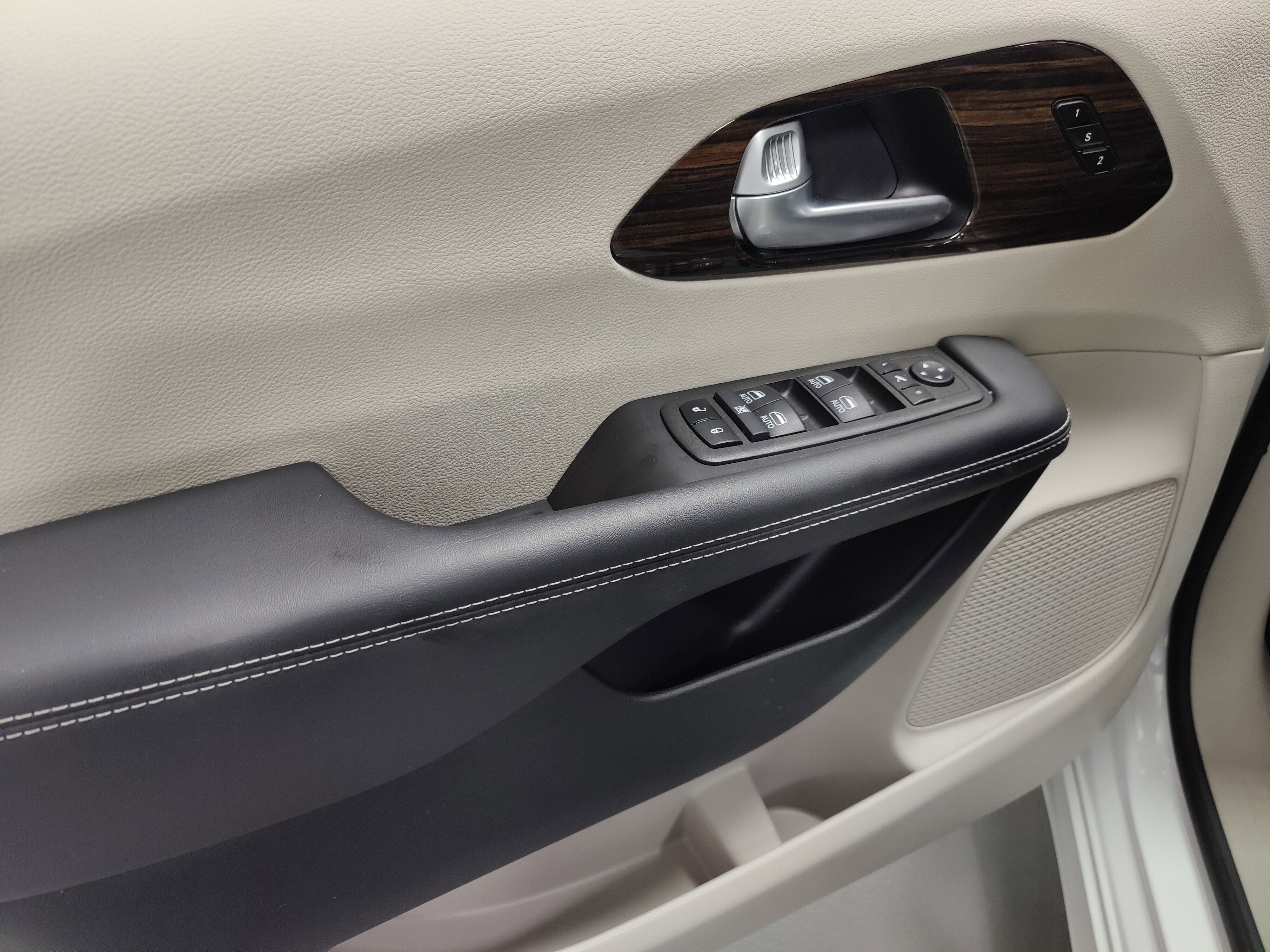 2024 Chrysler Pacifica Limited AWD w/Safety Sphere