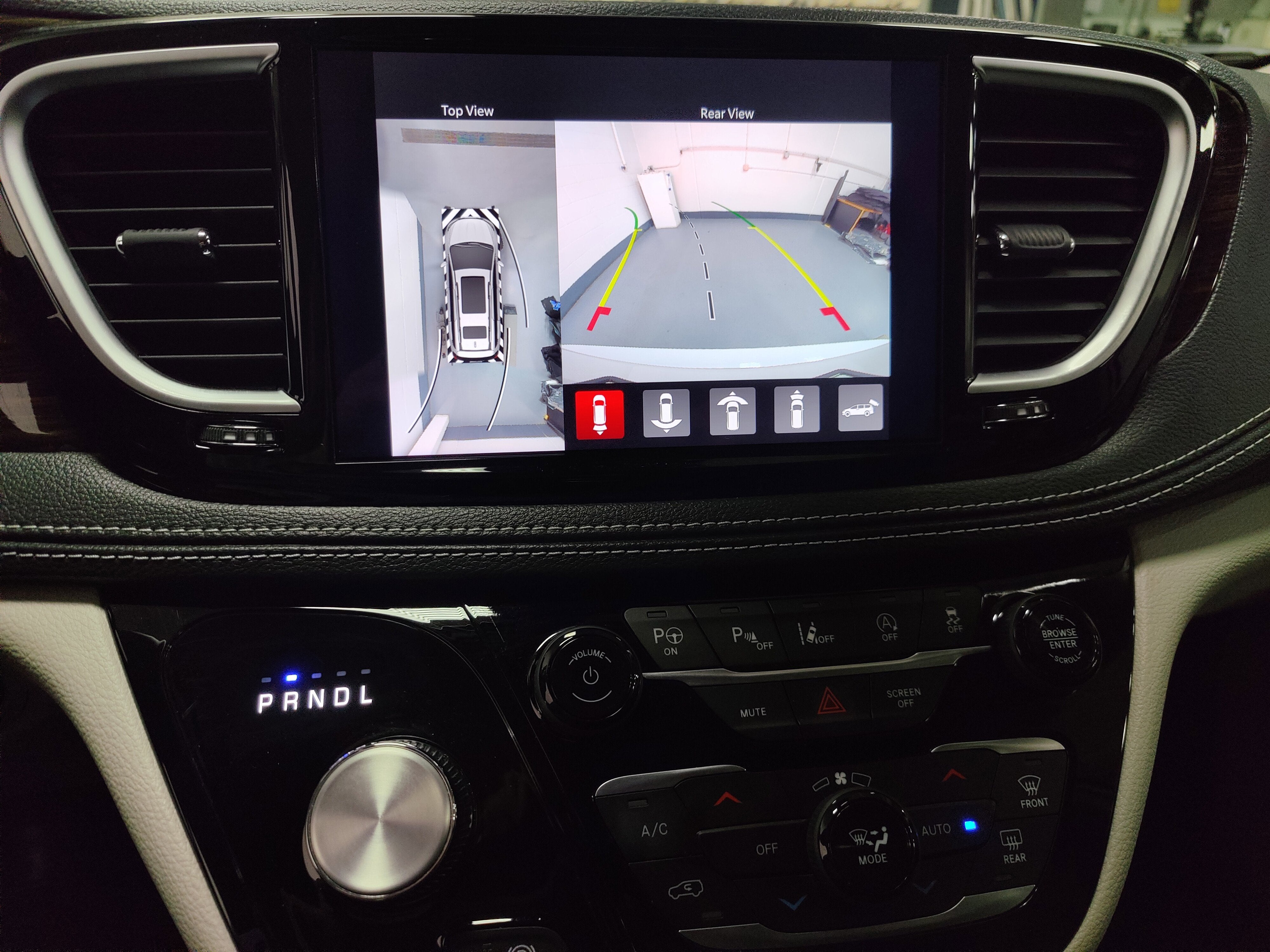 2024 Chrysler Pacifica Limited AWD w/Safety Sphere