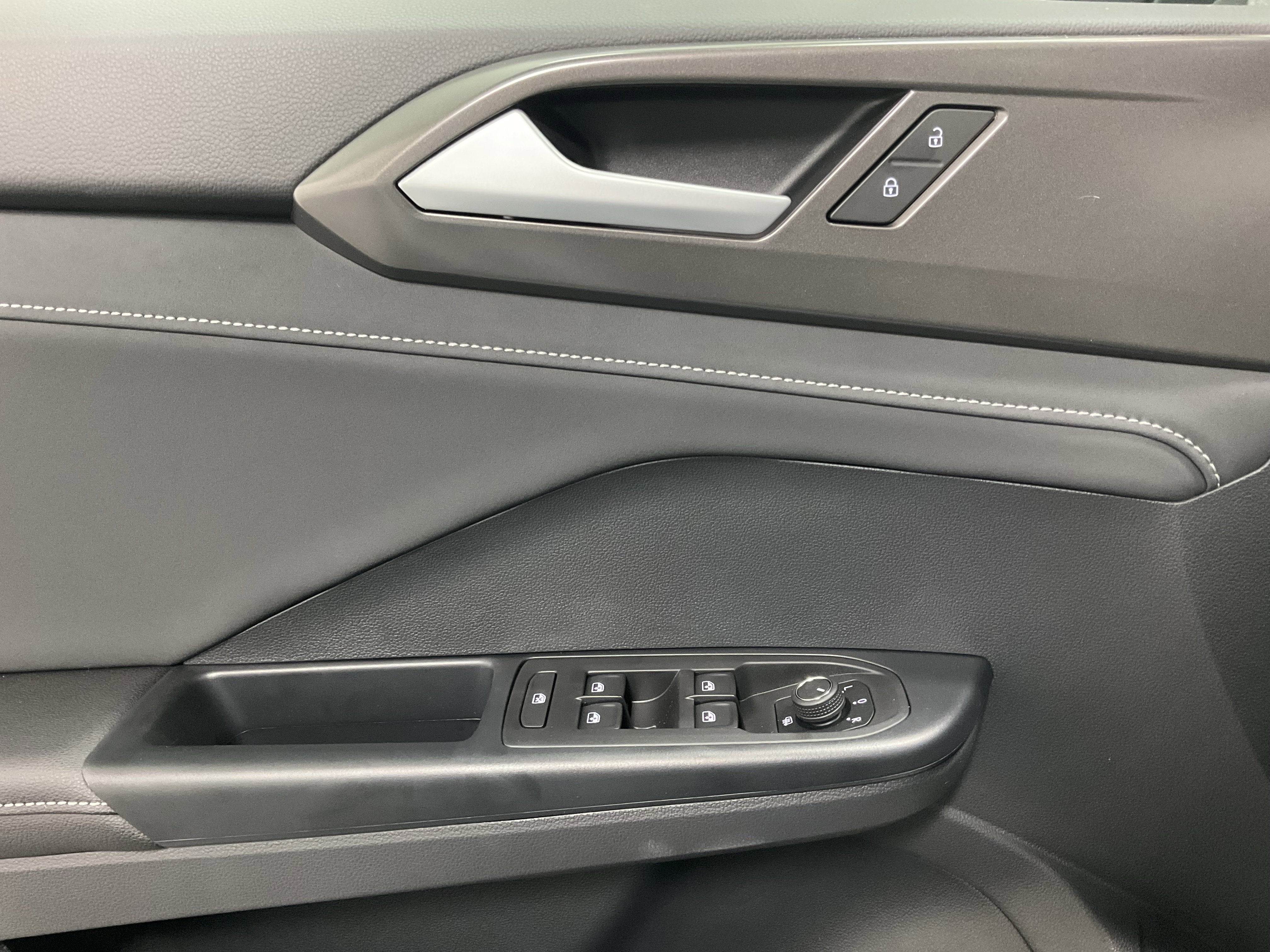 2026 Volkswagen Taos SE Black