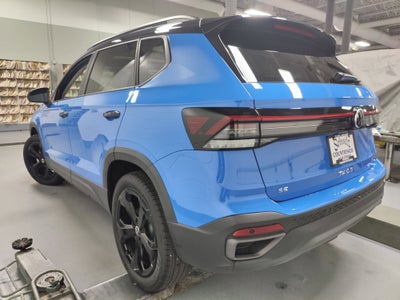 2025 Volkswagen Taos SE Black AWD w/Sunroof