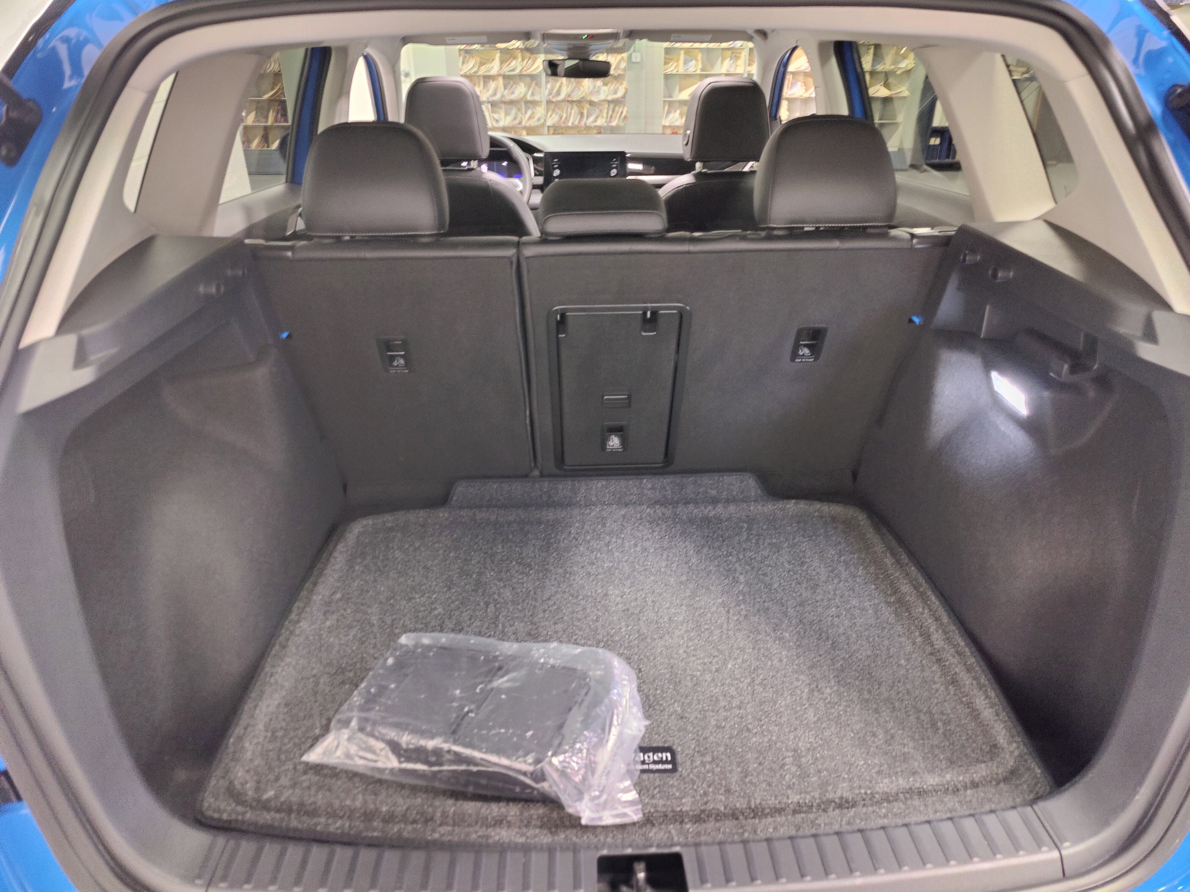 2025 Volkswagen Taos SE Black AWD w/Sunroof