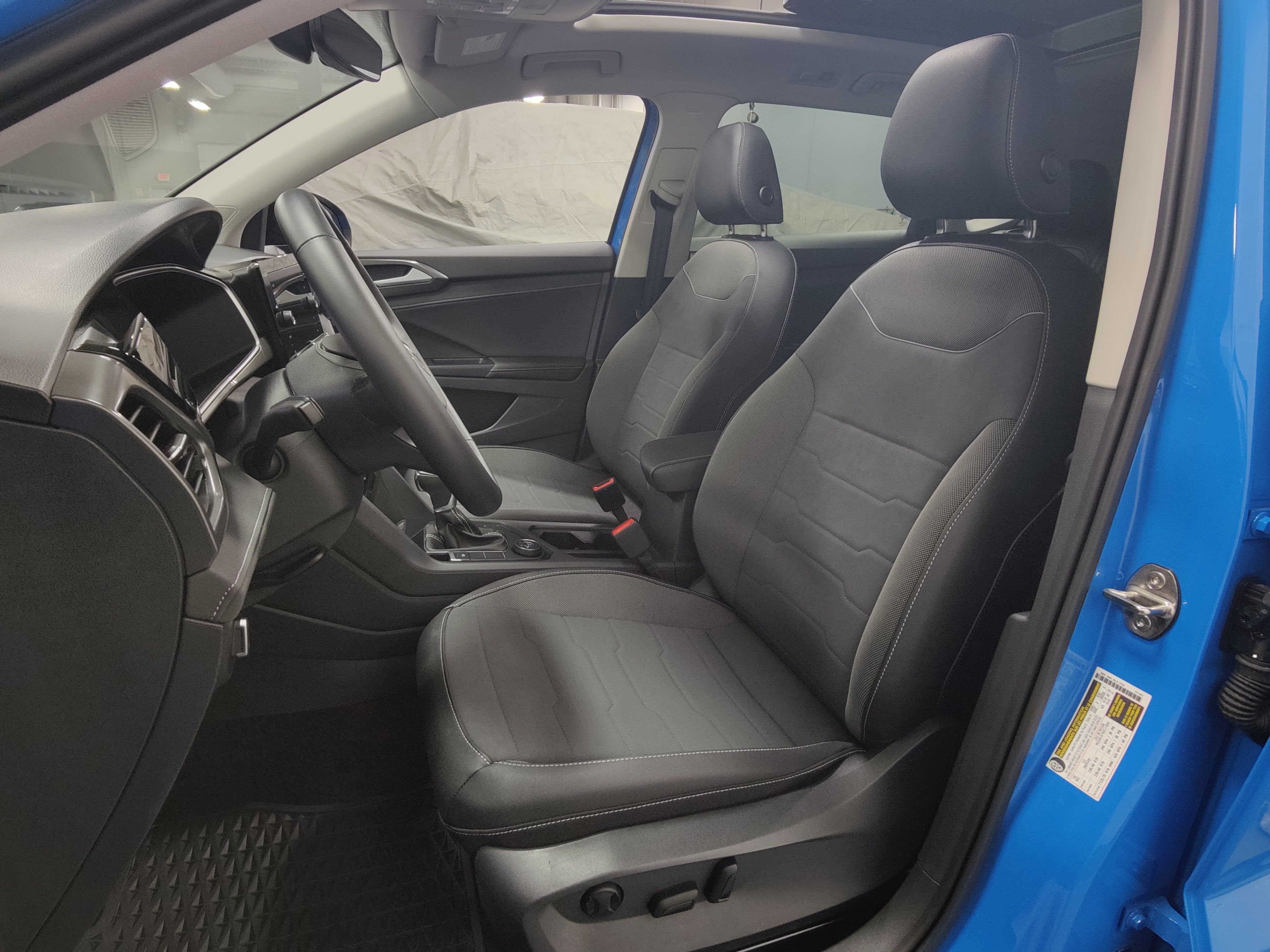 2025 Volkswagen Taos SE Black AWD w/Sunroof