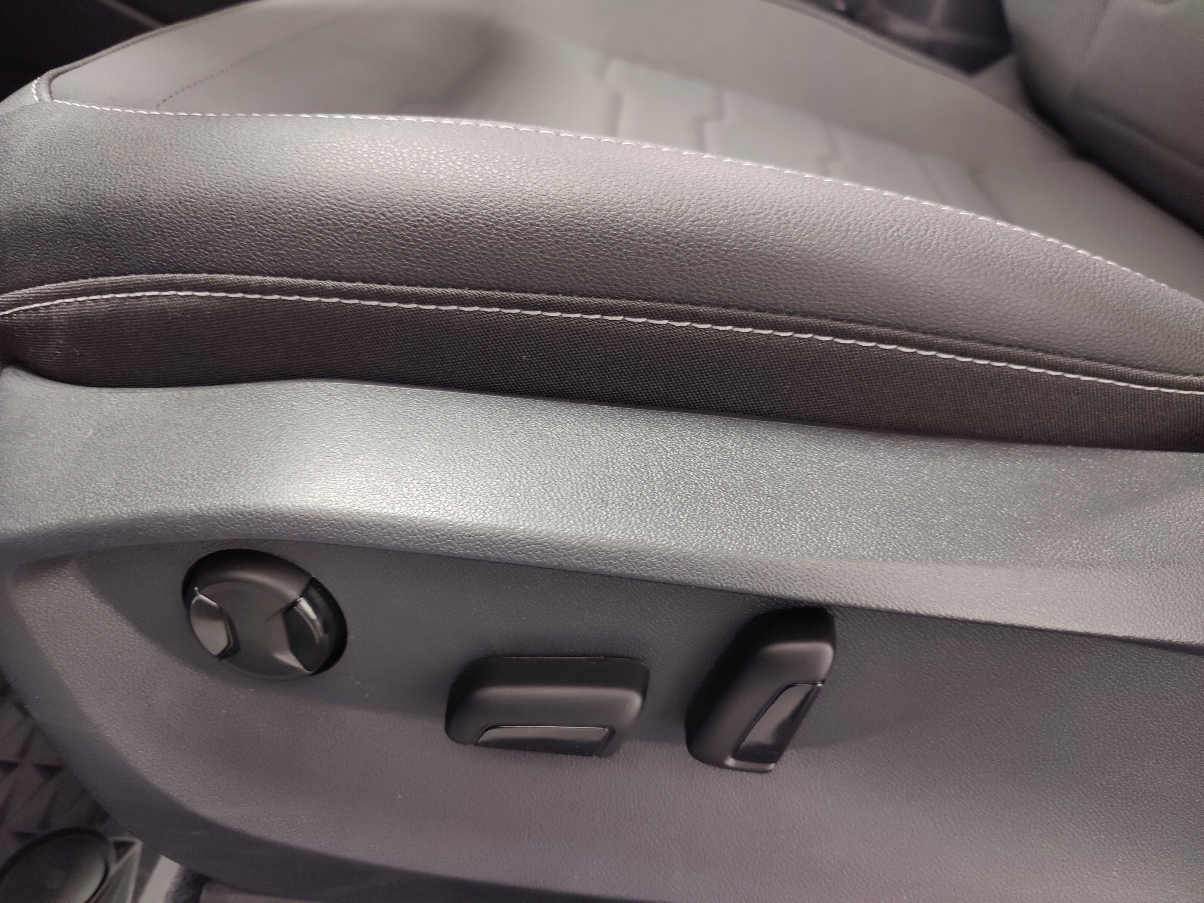 2025 Volkswagen Taos SE Black AWD w/Sunroof