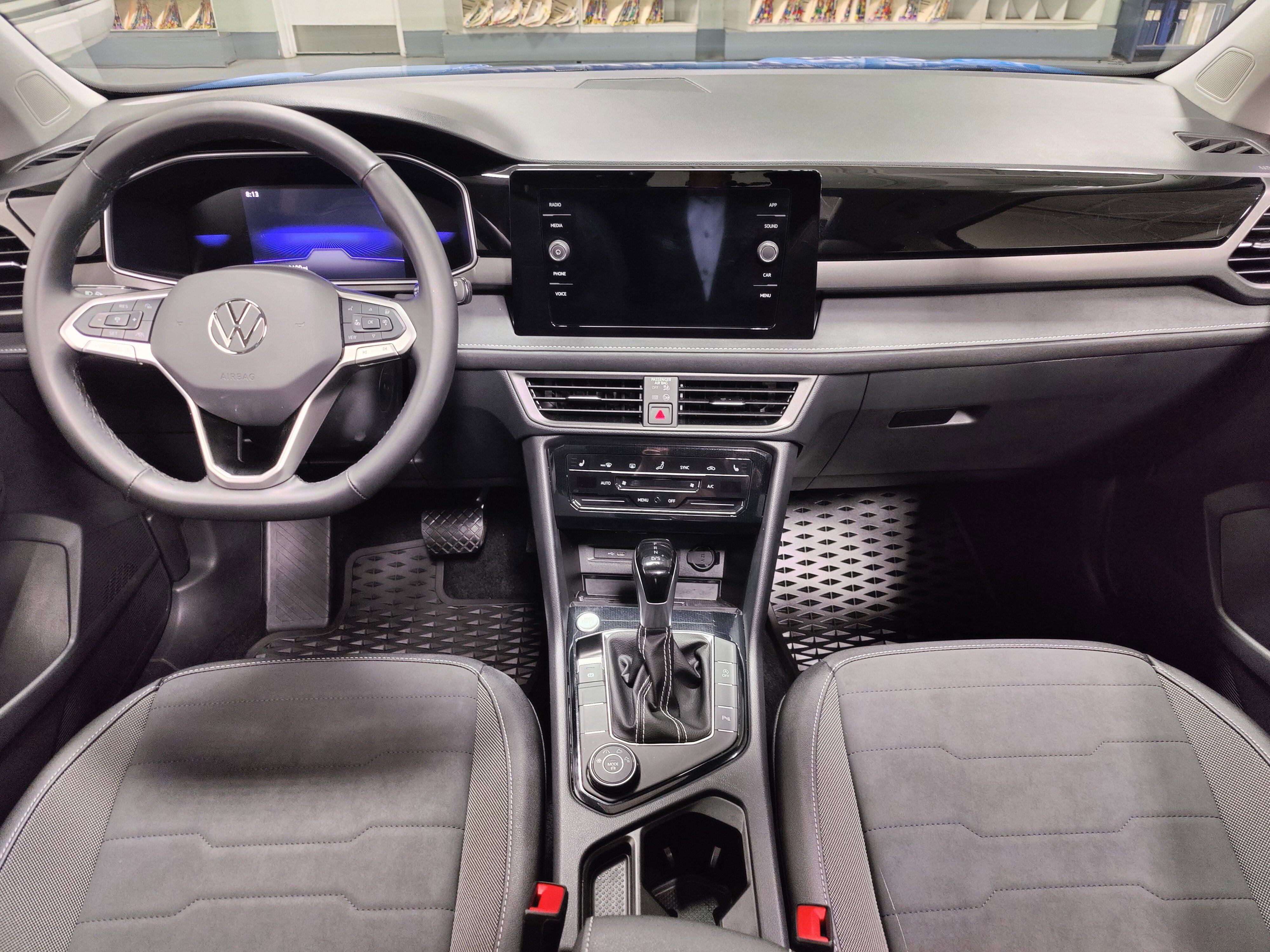 2025 Volkswagen Taos SE Black AWD w/Sunroof