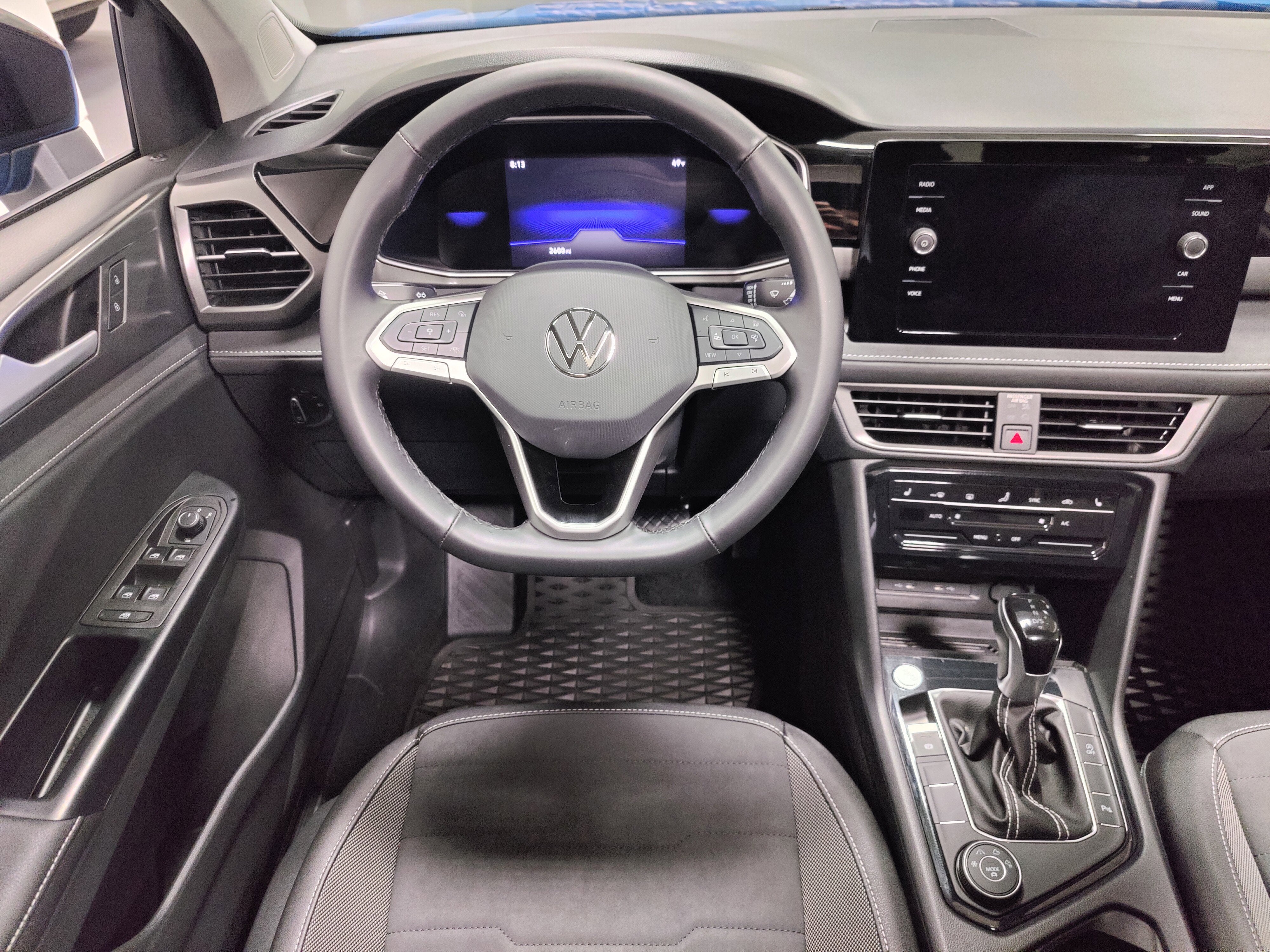 2025 Volkswagen Taos SE Black AWD w/Sunroof