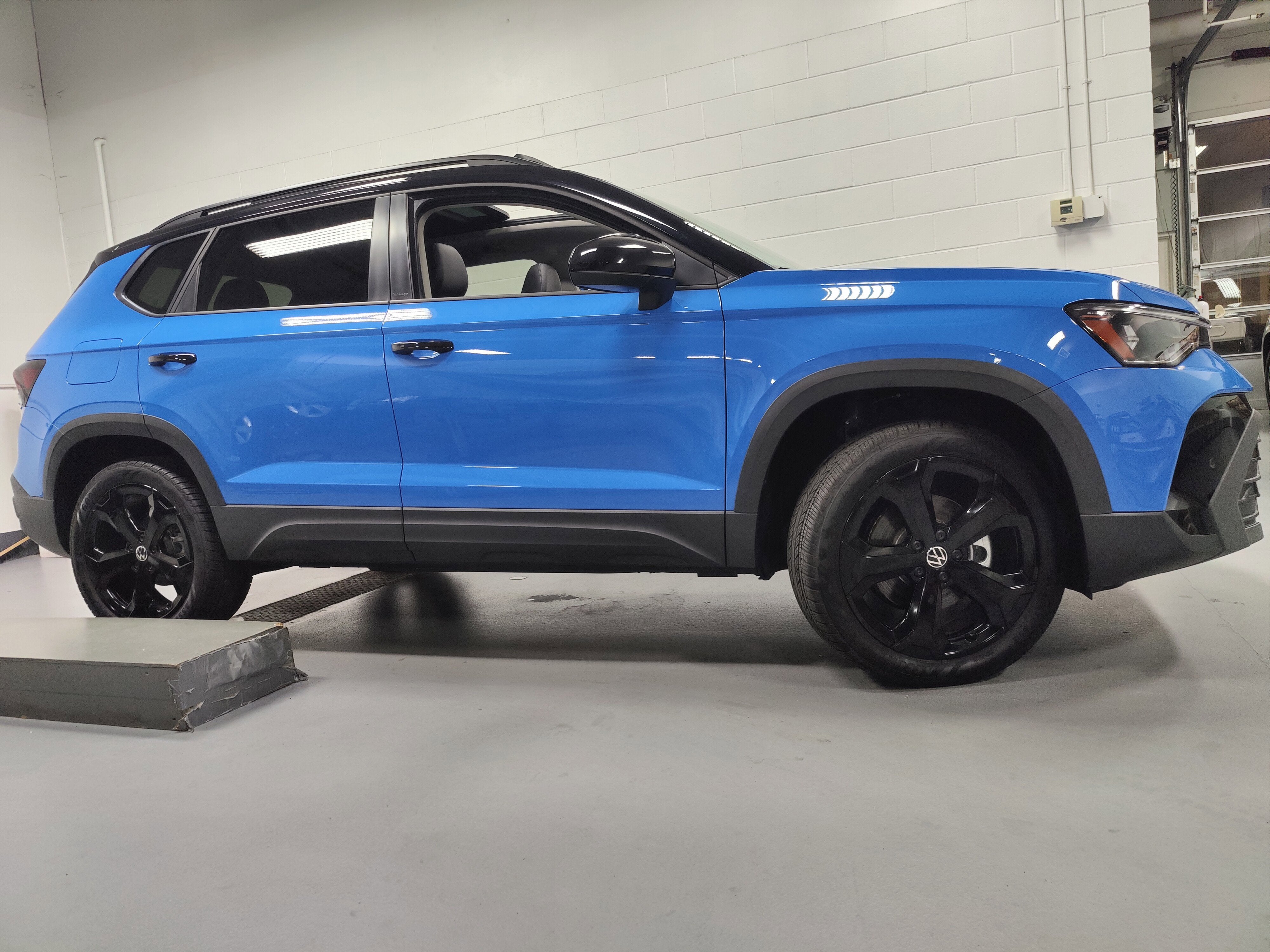 2025 Volkswagen Taos SE Black AWD w/Sunroof