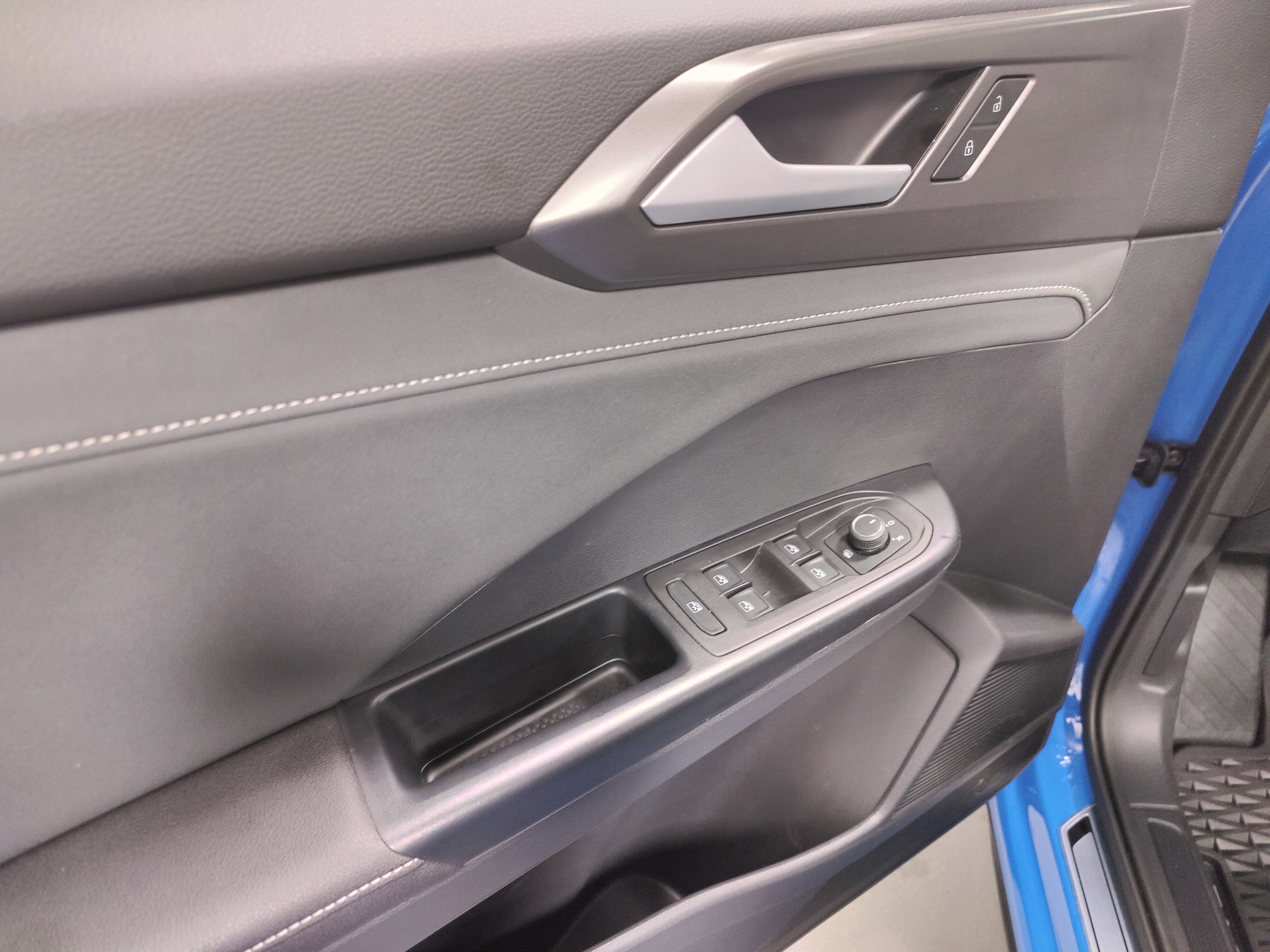 2025 Volkswagen Taos SE Black AWD w/Sunroof