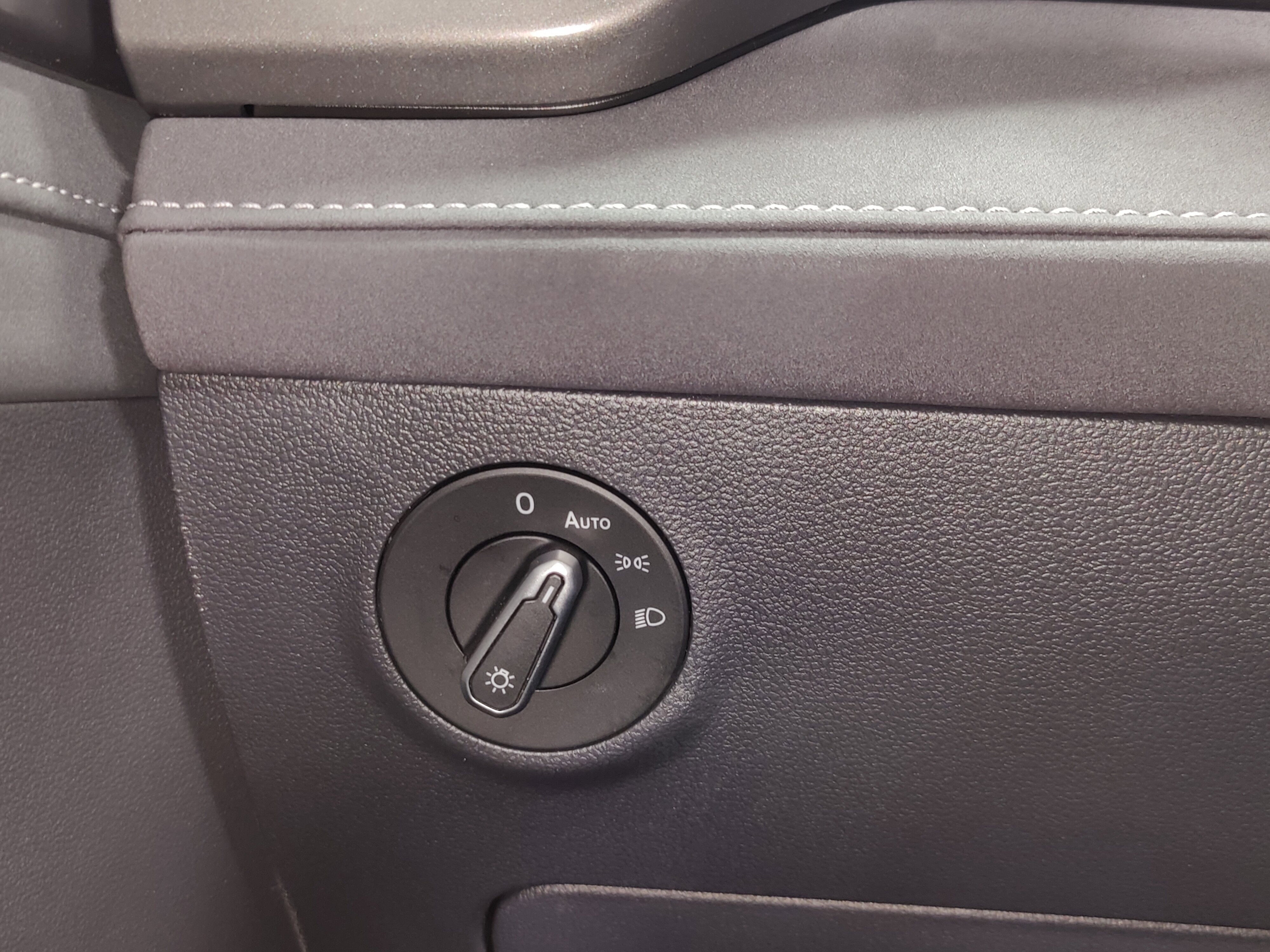 2025 Volkswagen Taos SE Black AWD w/Sunroof