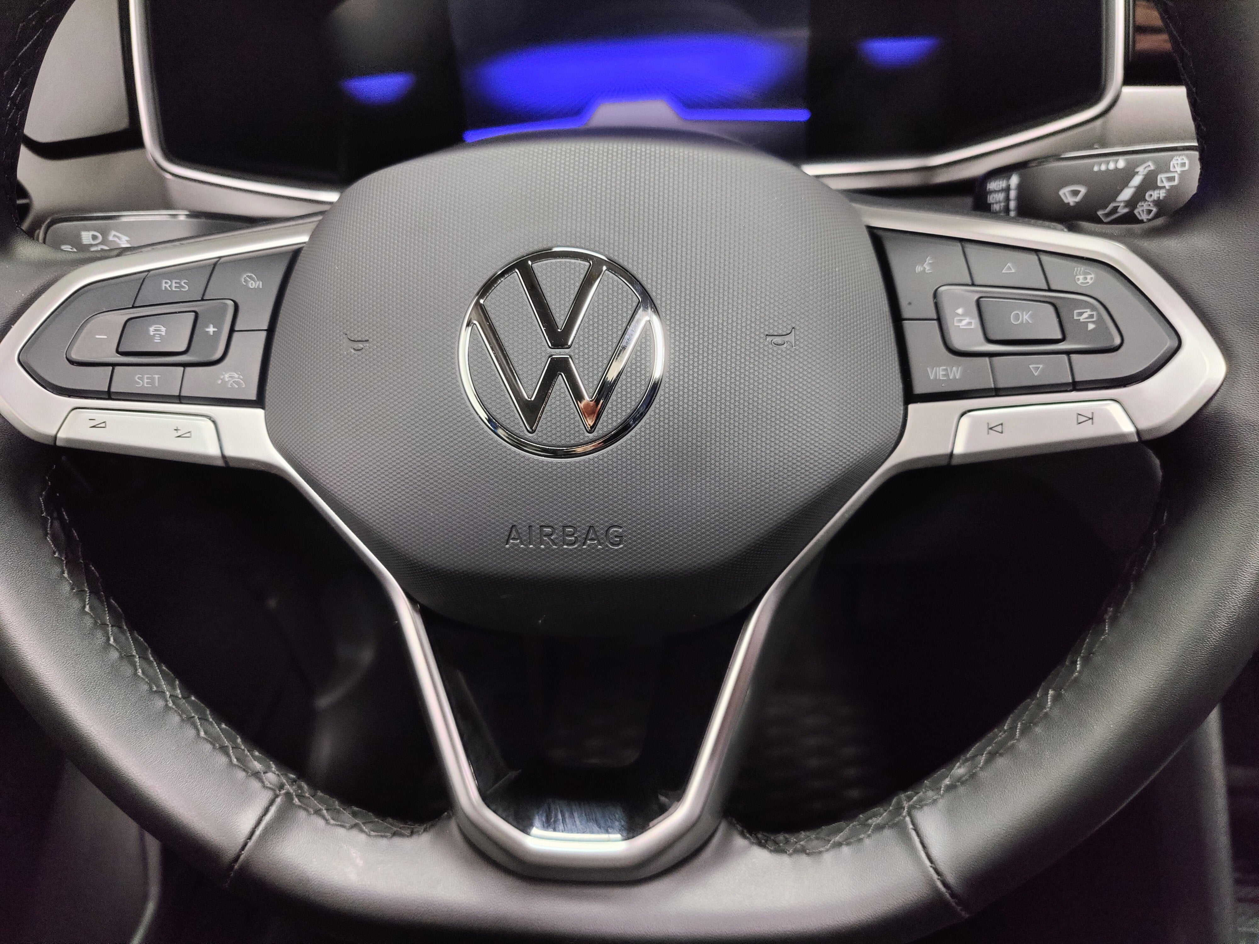 2025 Volkswagen Taos SE Black AWD w/Sunroof