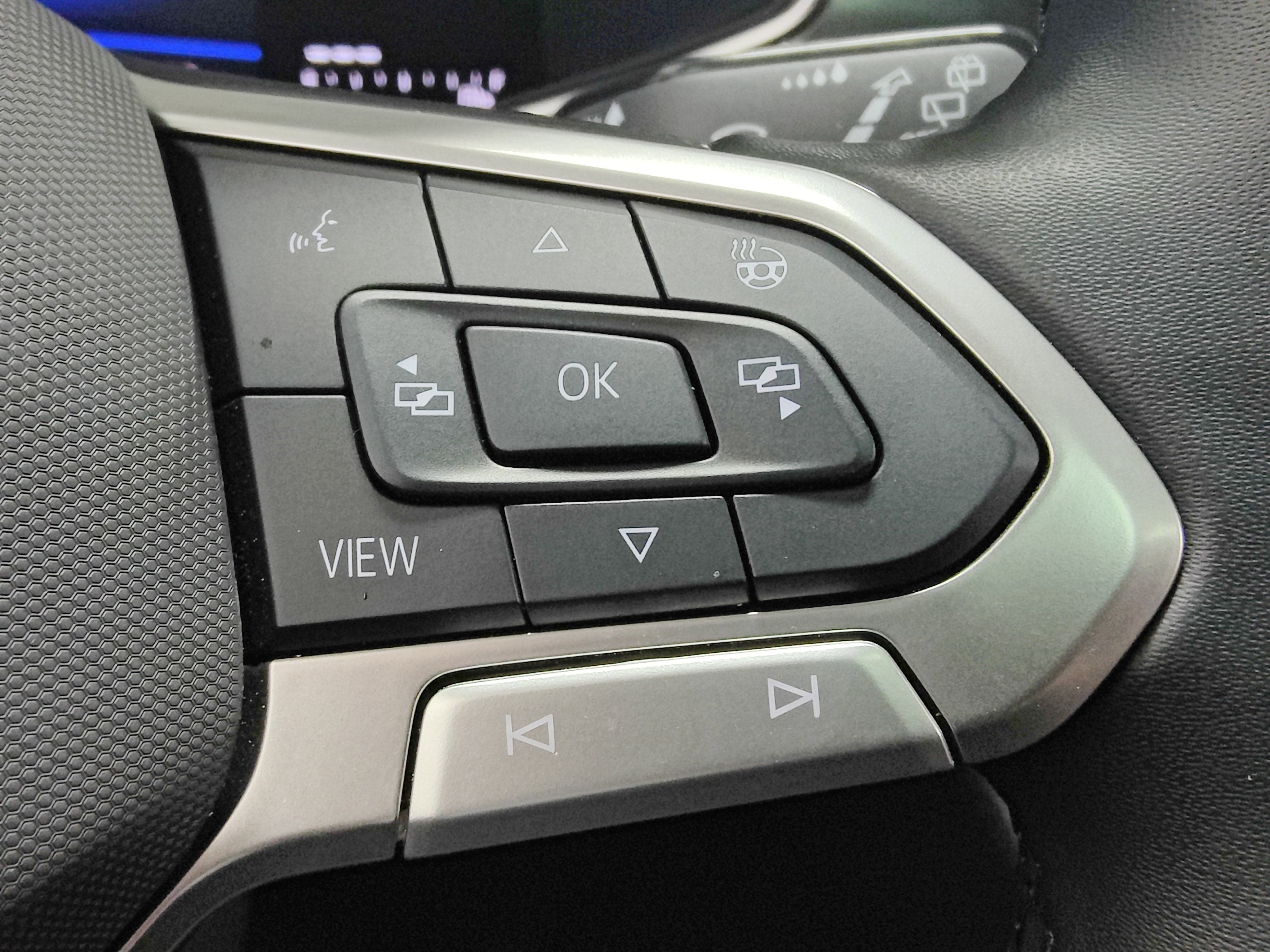 2025 Volkswagen Taos SE Black AWD w/Sunroof