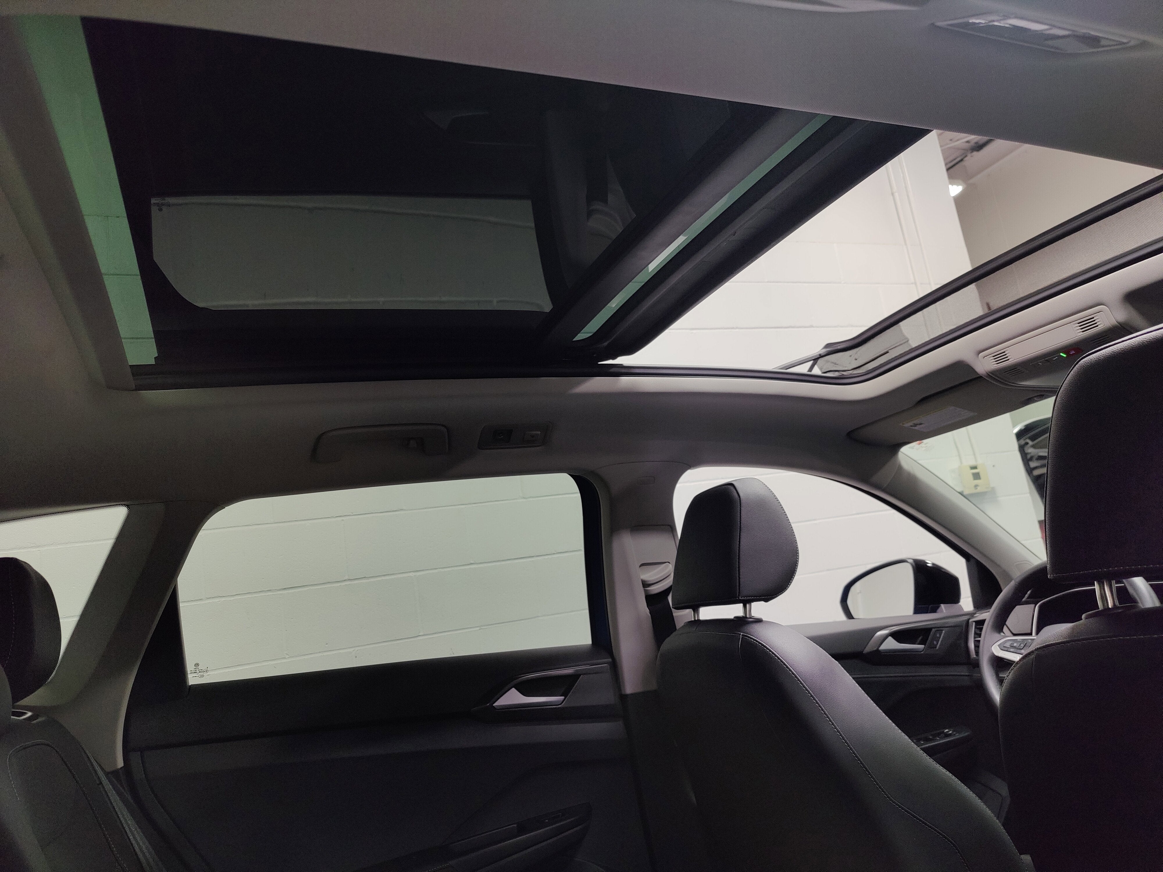 2025 Volkswagen Taos SE Black AWD w/Sunroof