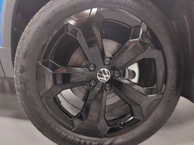 2025 Volkswagen Taos SE Black AWD w/Sunroof