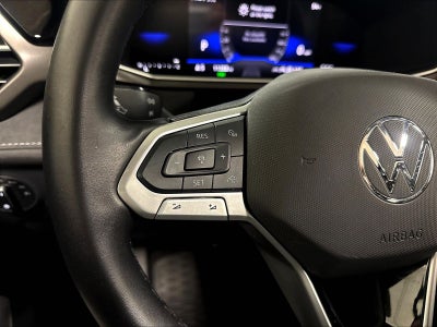 2025 Volkswagen Taos SE Black AWD w/Sunroof