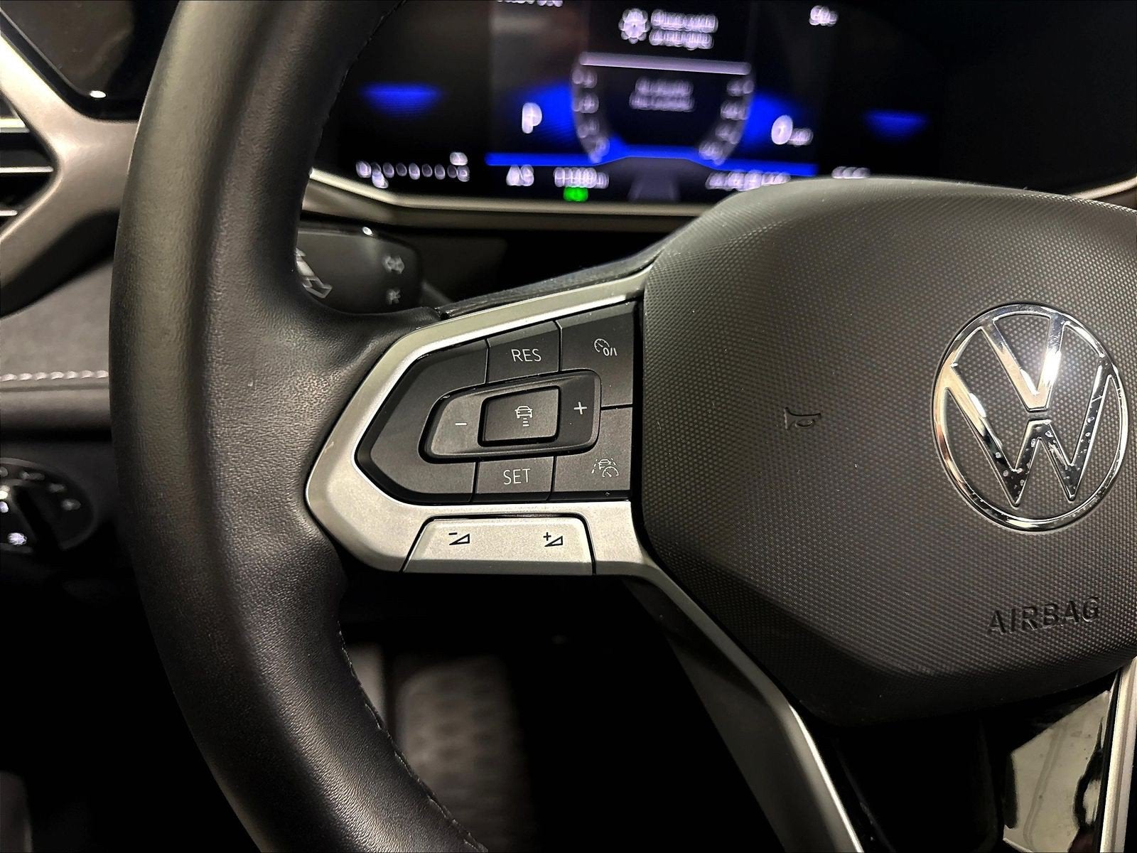 2025 Volkswagen Taos SE Black AWD w/Sunroof