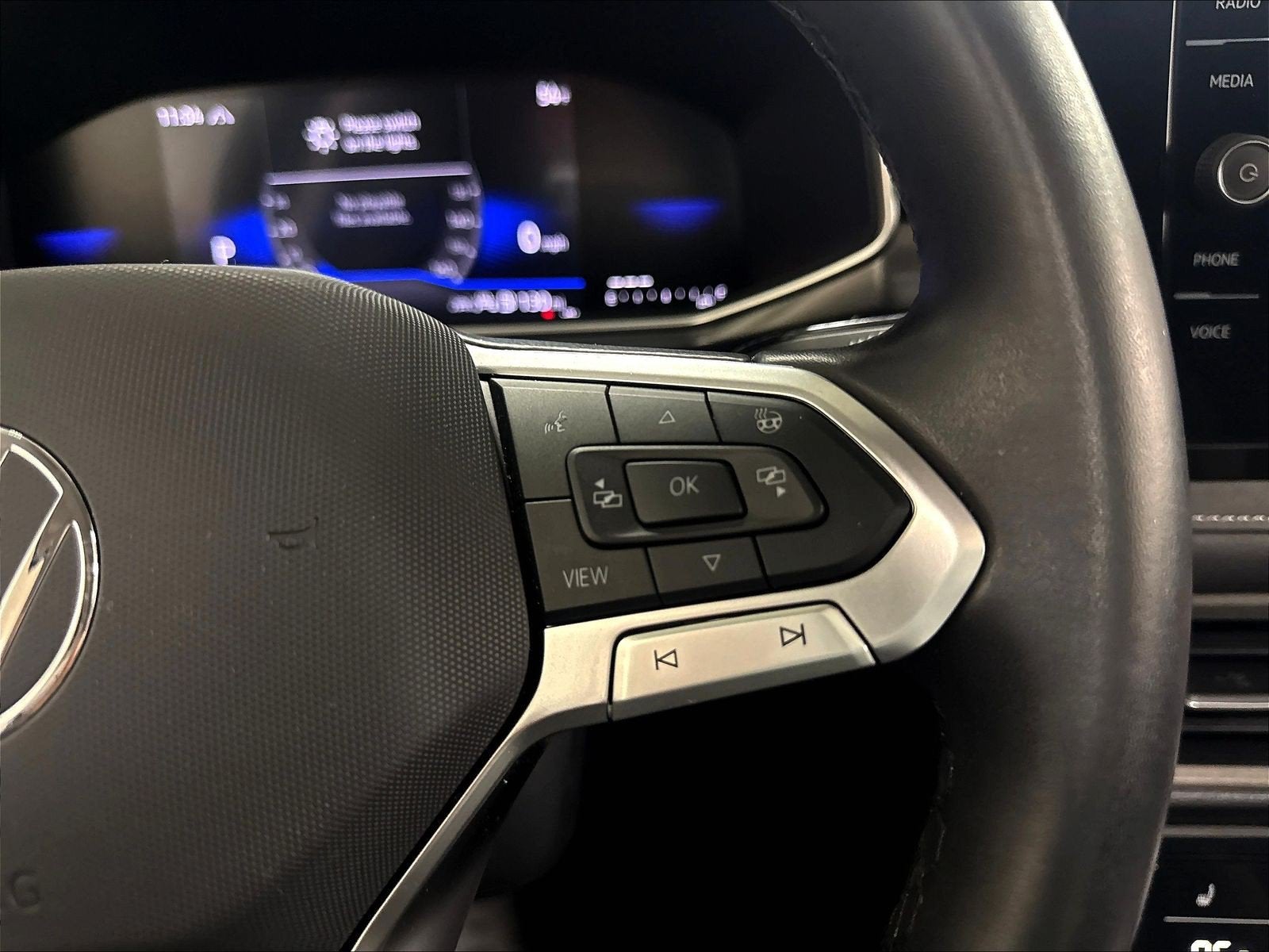 2025 Volkswagen Taos SE Black AWD w/Sunroof
