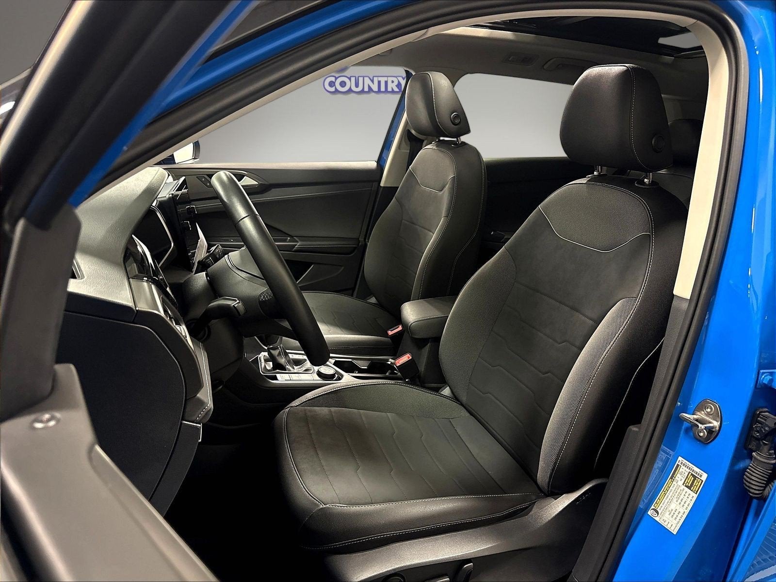 2025 Volkswagen Taos SE Black AWD w/Sunroof