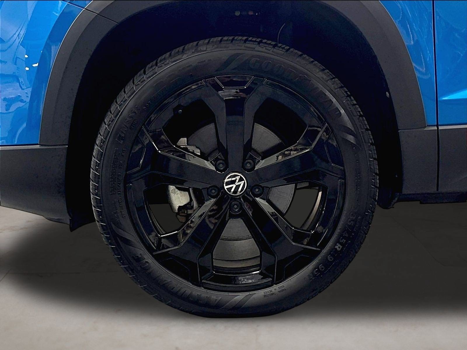 2025 Volkswagen Taos SE Black AWD w/Sunroof
