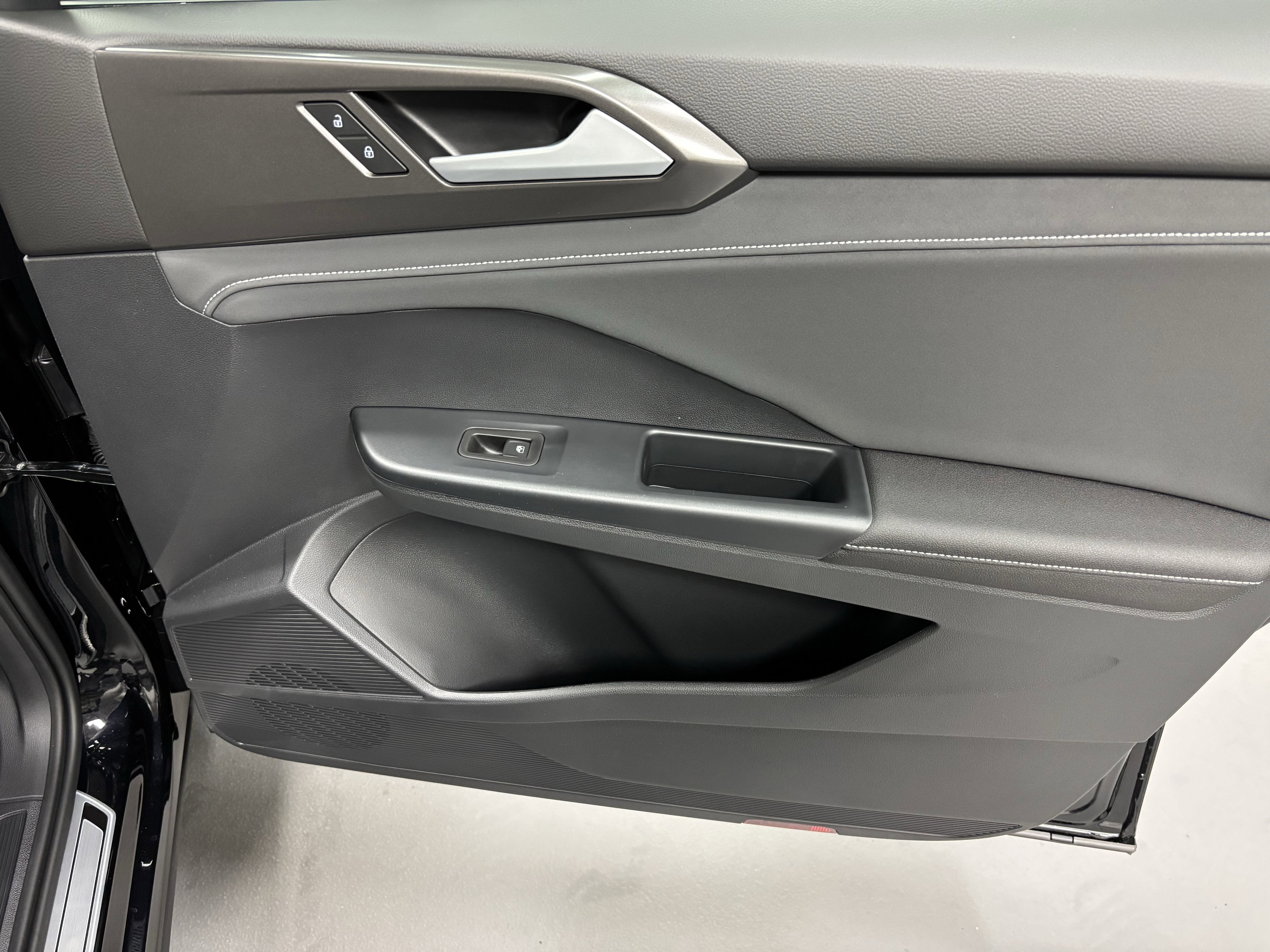 2025 Volkswagen Taos SE Black