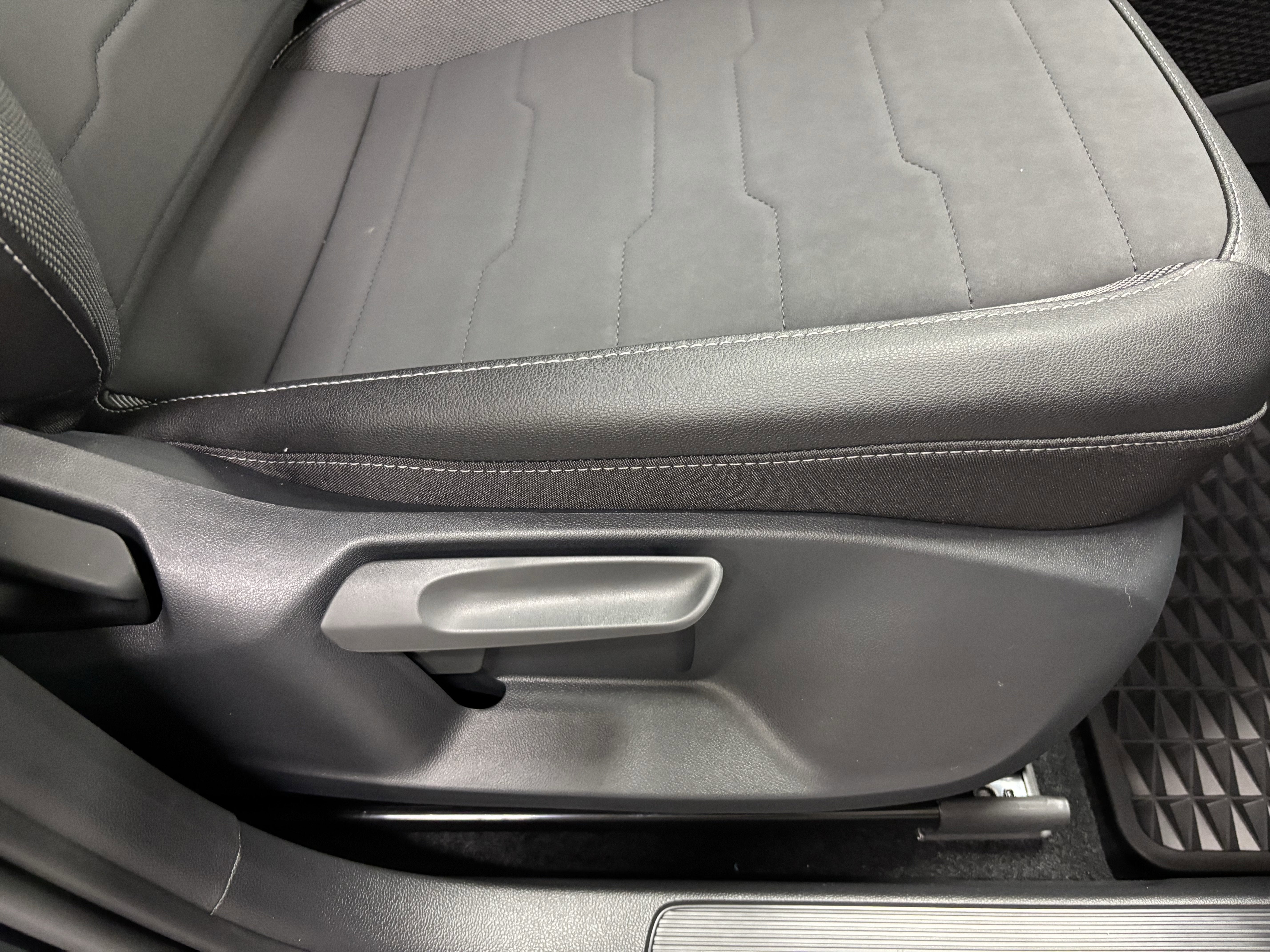 2025 Volkswagen Taos SE Black