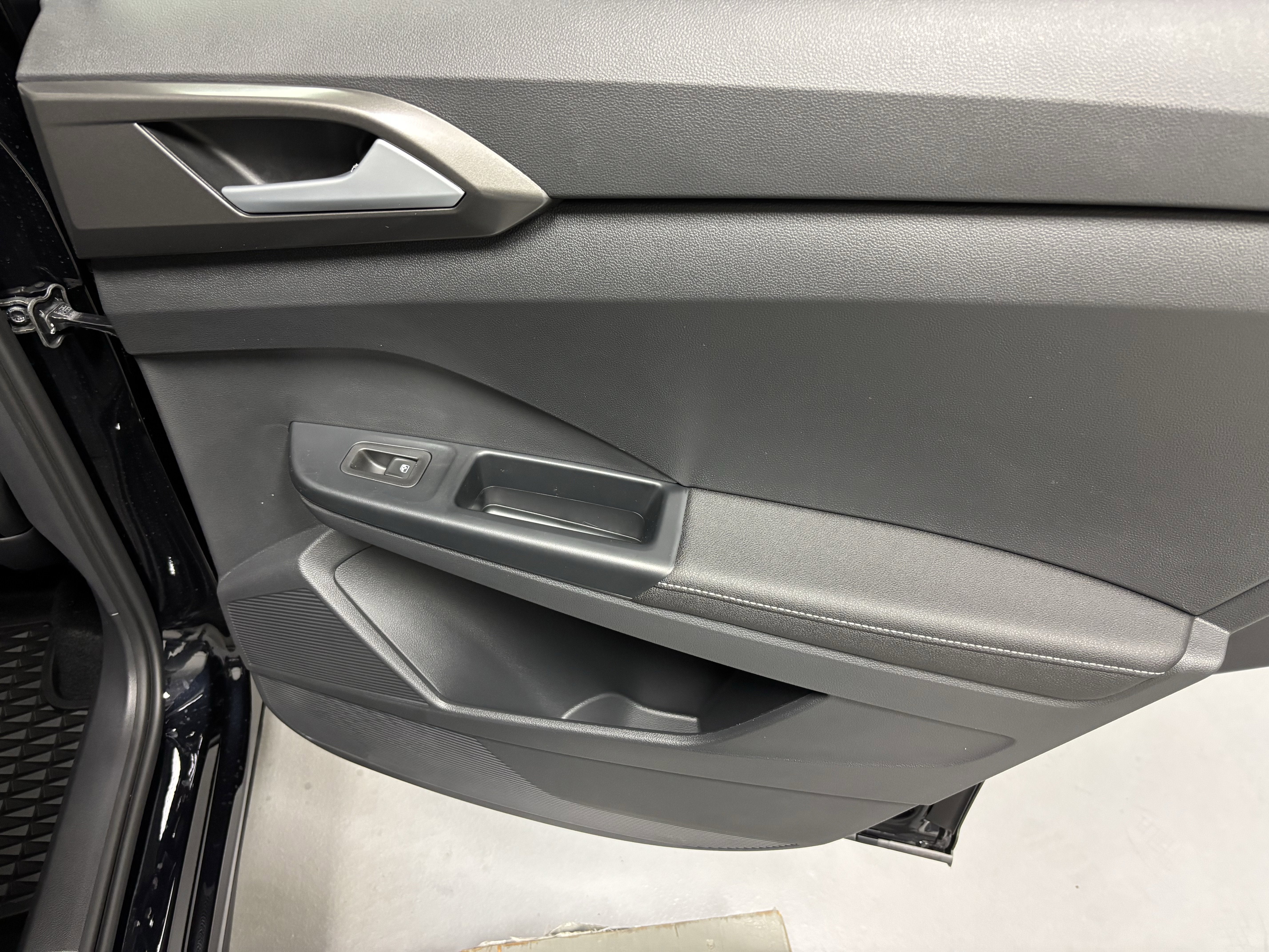 2025 Volkswagen Taos SE Black